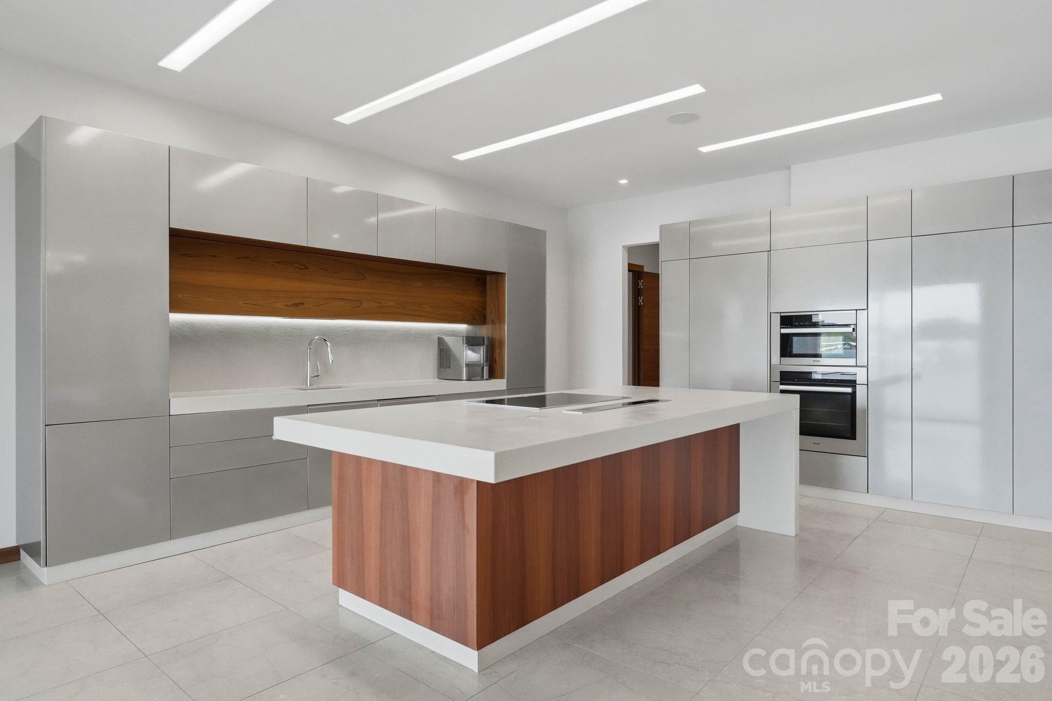 7272 Lynbrook Circle Property Photo 4