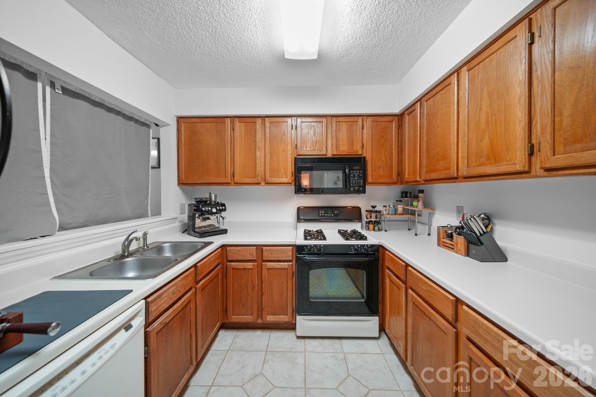 6049 Green Forest Drive Property Photo 5