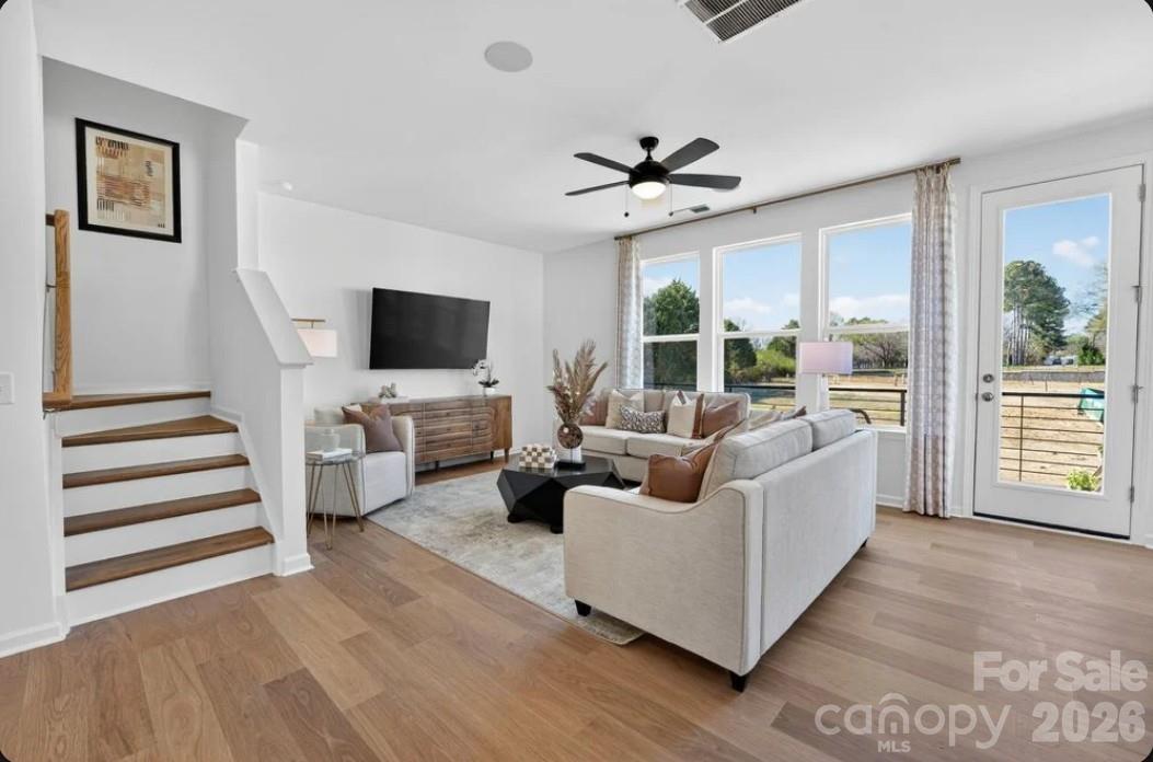 562 Silver Star Boulevard Property Photo 9