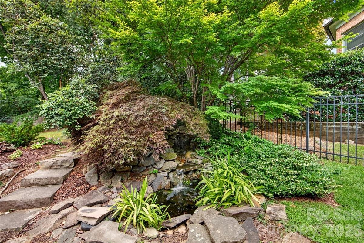 6784 Lynrose Court Property Photo 3