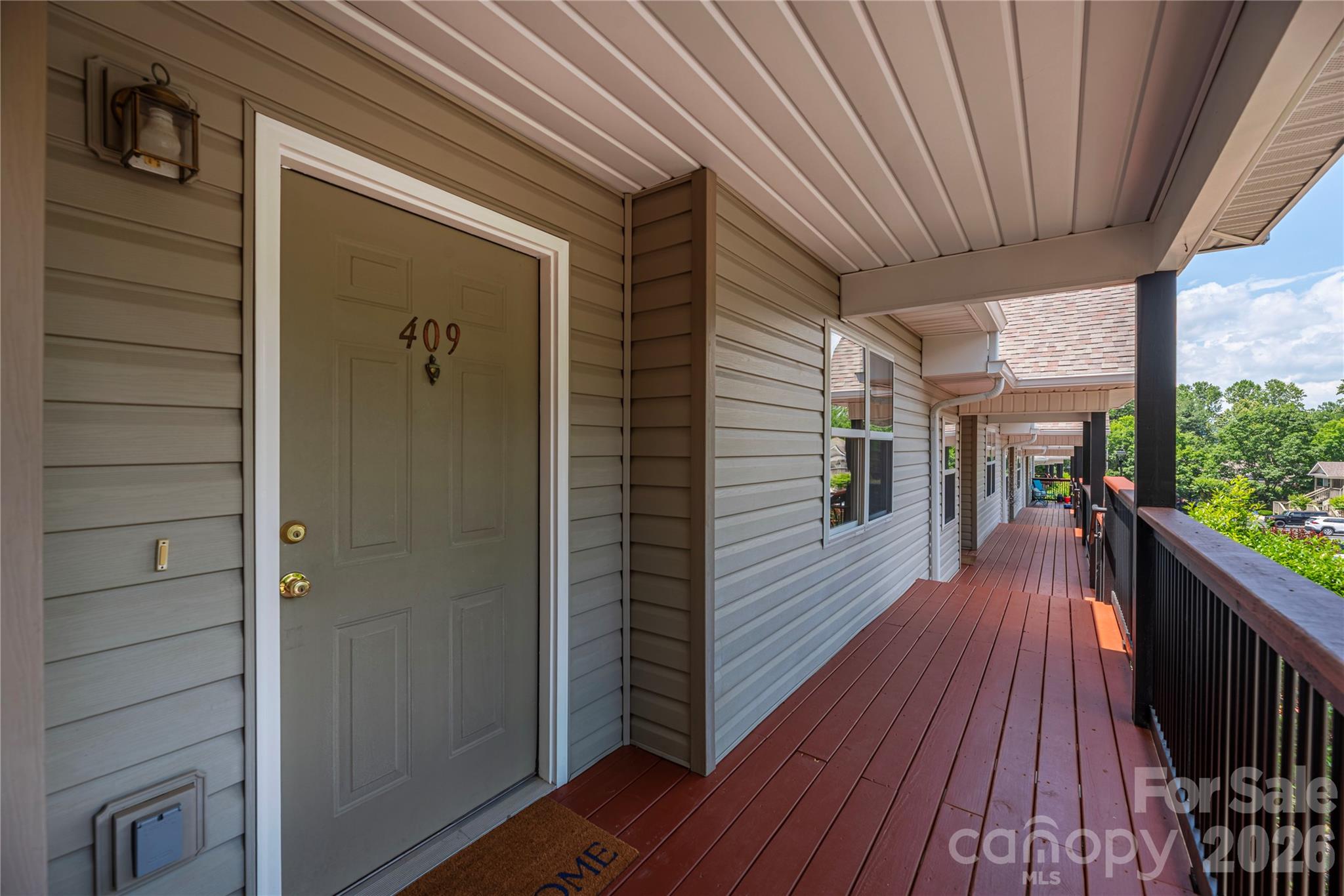 409 Carlyle Way Property Photo 4