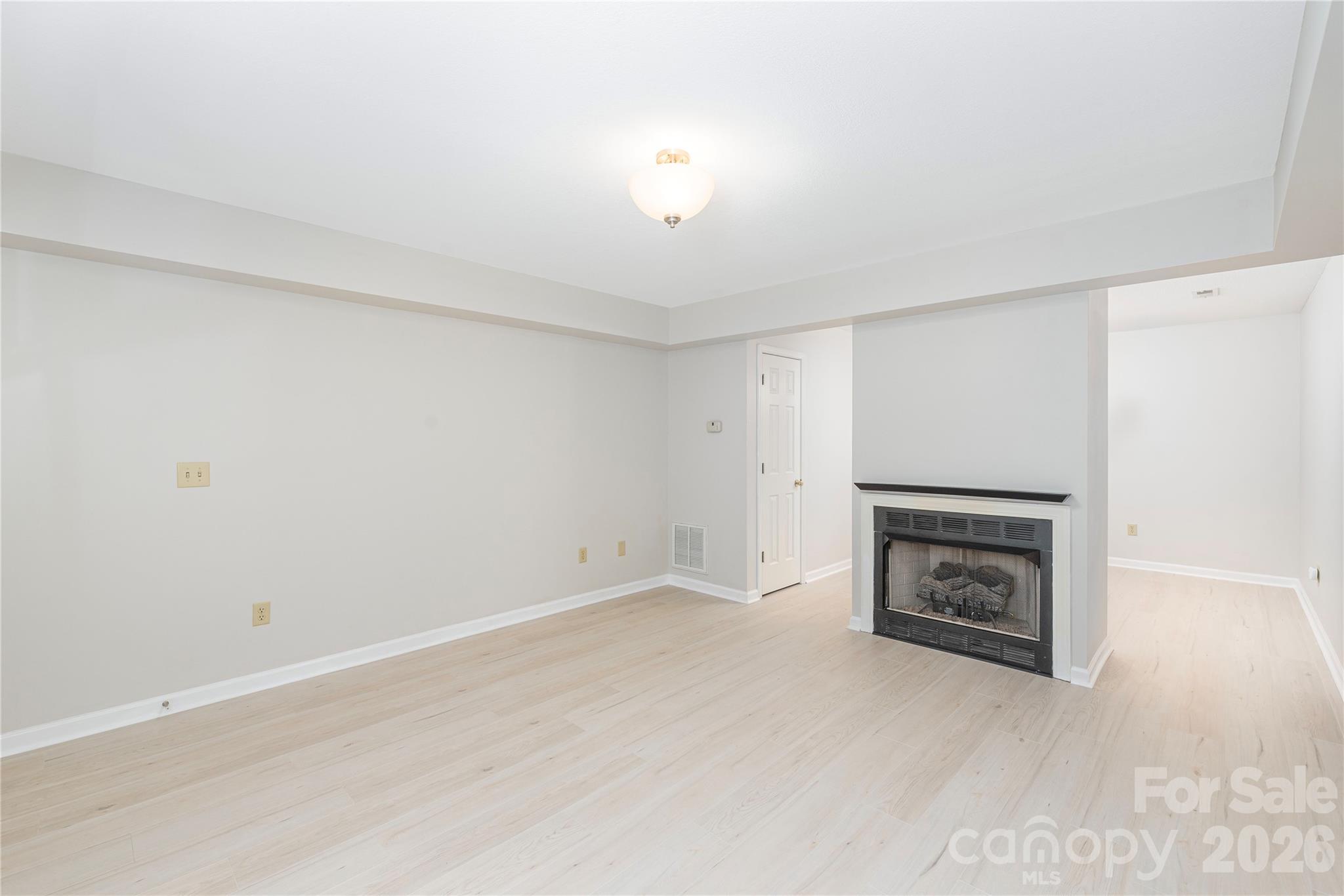 409 Carlyle Way Property Photo 6