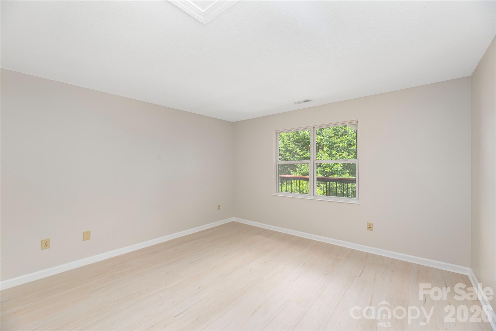 409 Carlyle Way Property Photo 13