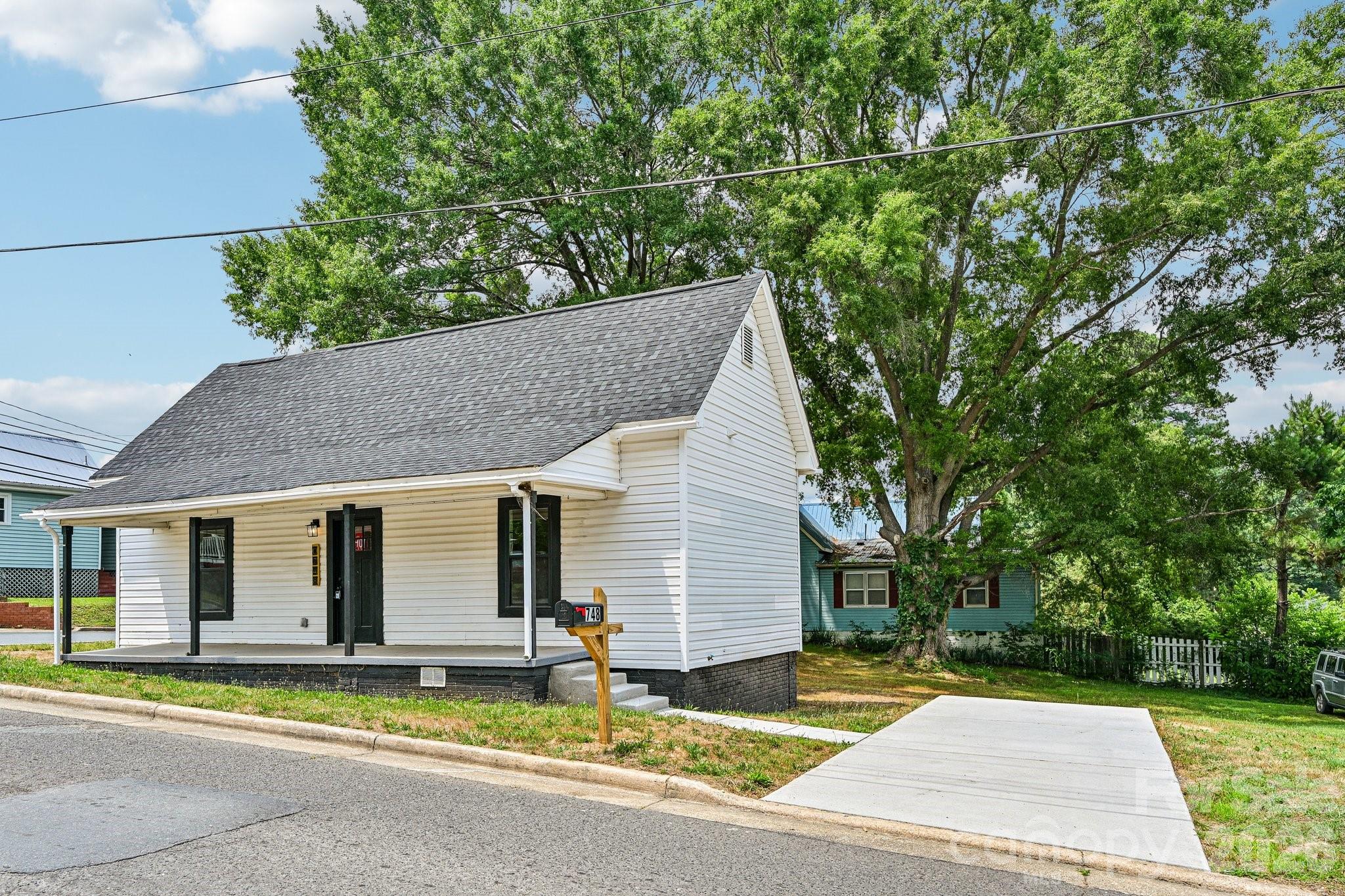 748 Efird Street Property Photo 2