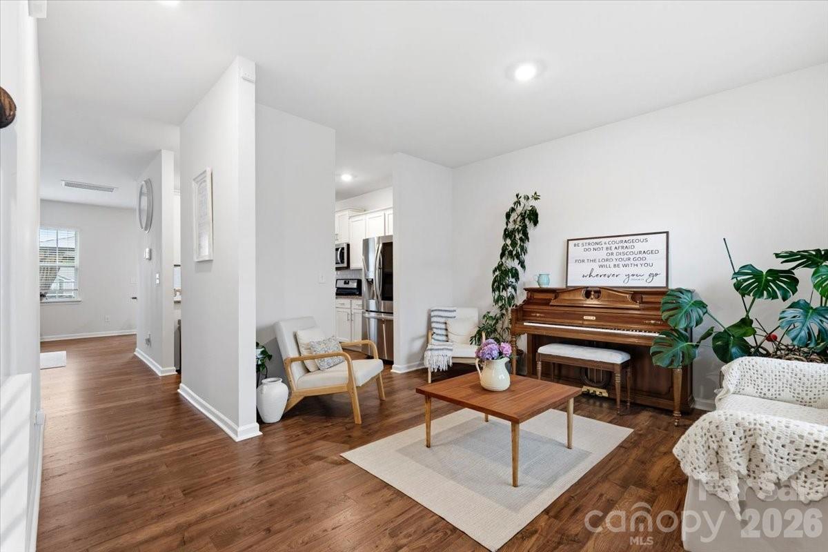 8022 Rowling Drive Property Photo 4