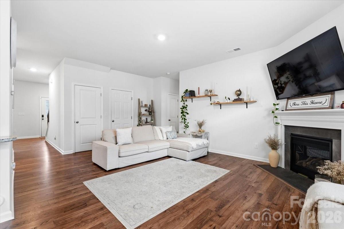 8022 Rowling Drive Property Photo 9