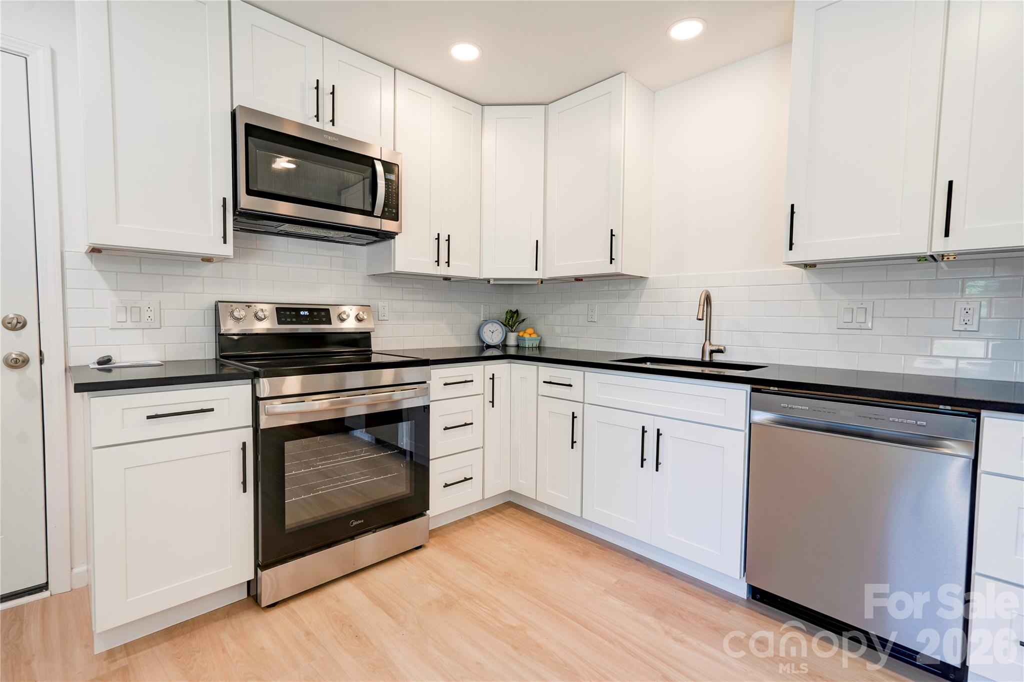 2994 Lutz Boulevard Property Photo 6