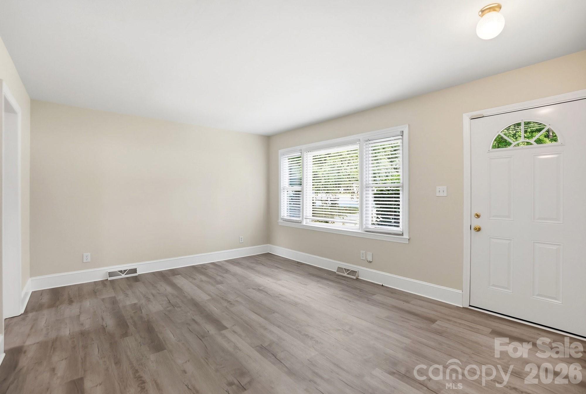2032 Eastway Drive Property Photo 3