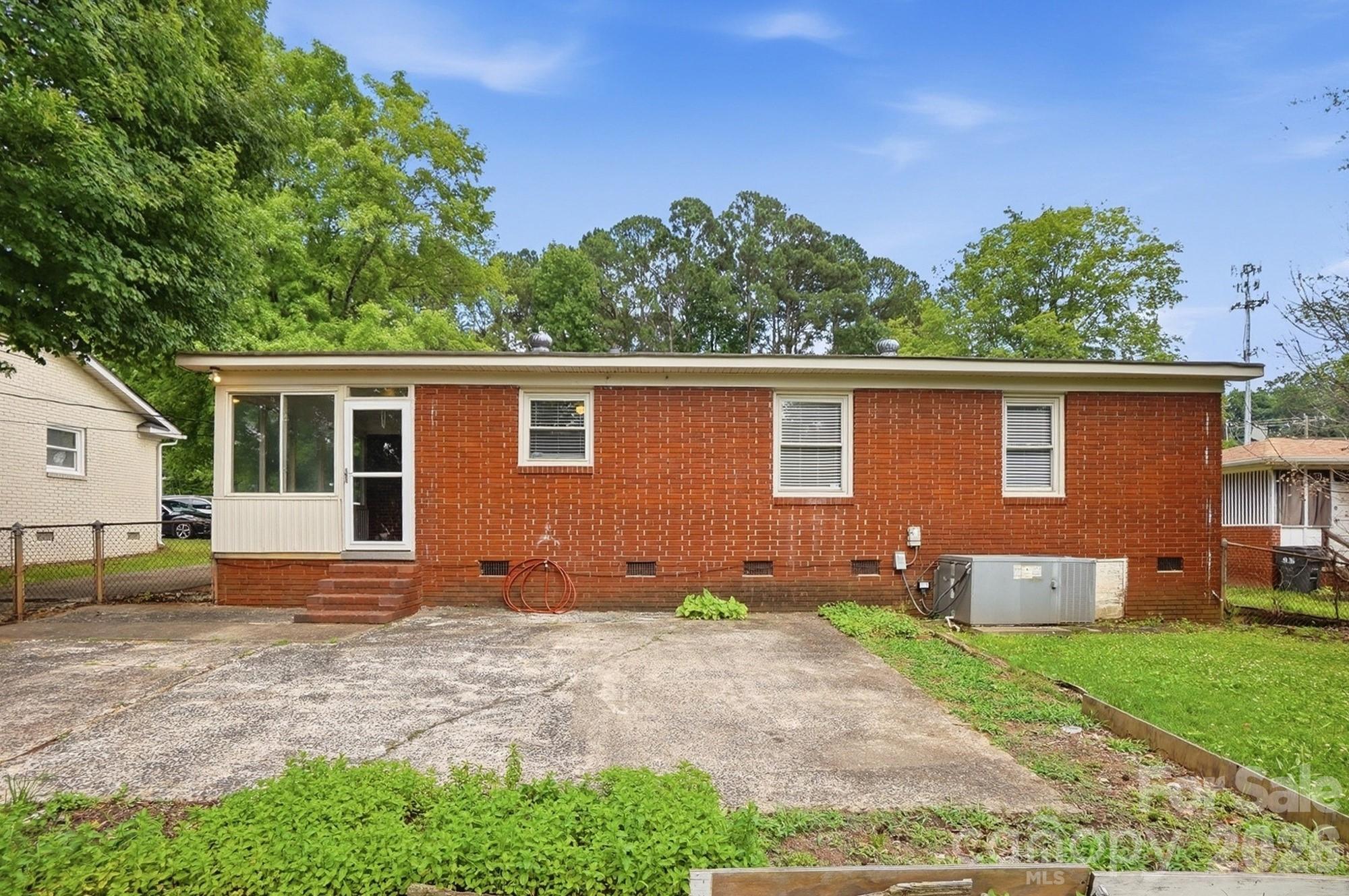 2032 Eastway Drive Property Photo 25