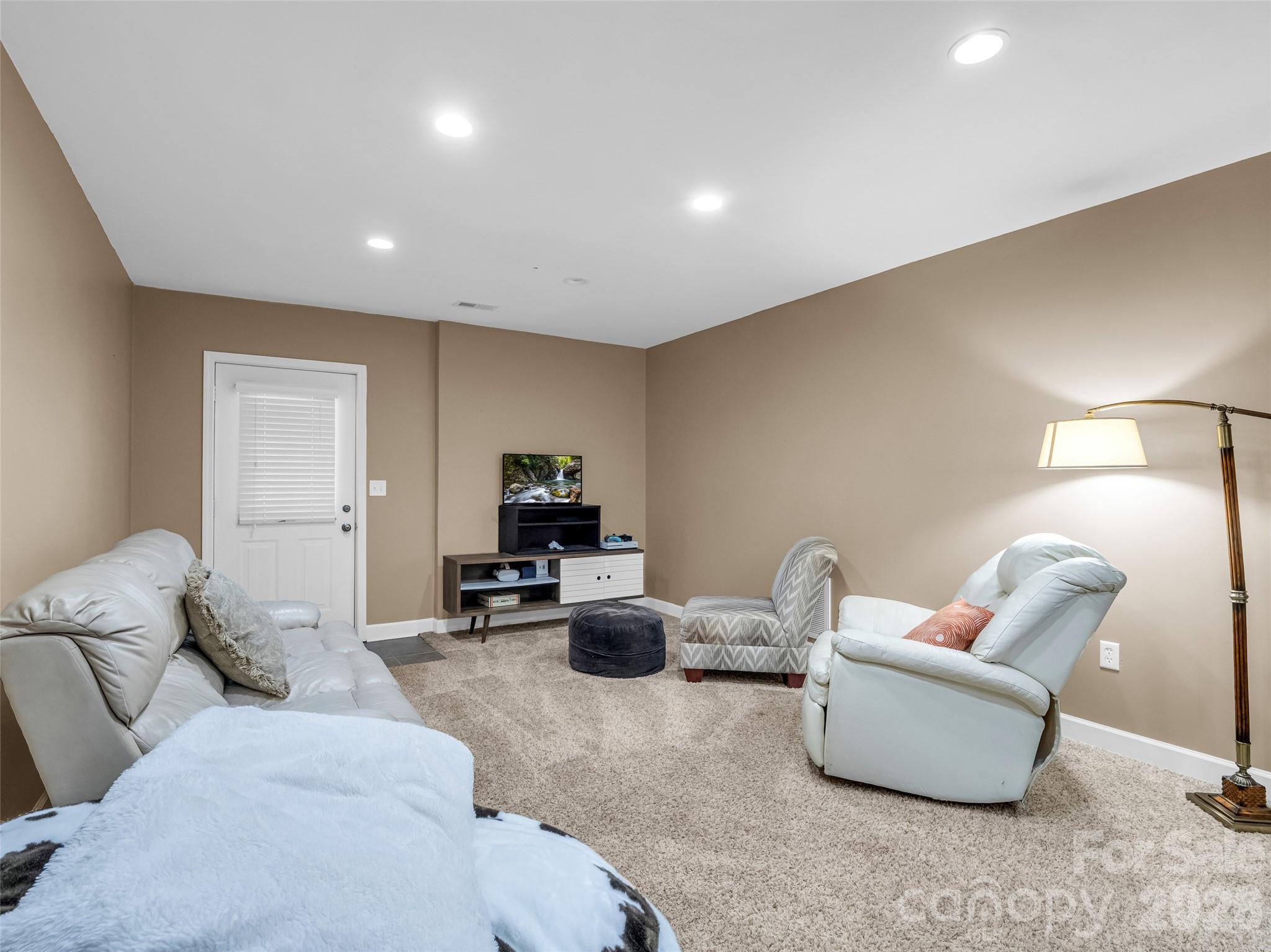 99 Driftstone Circle Property Photo 39