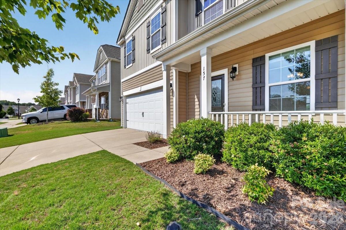 157 Kingsway Drive Property Photo 2