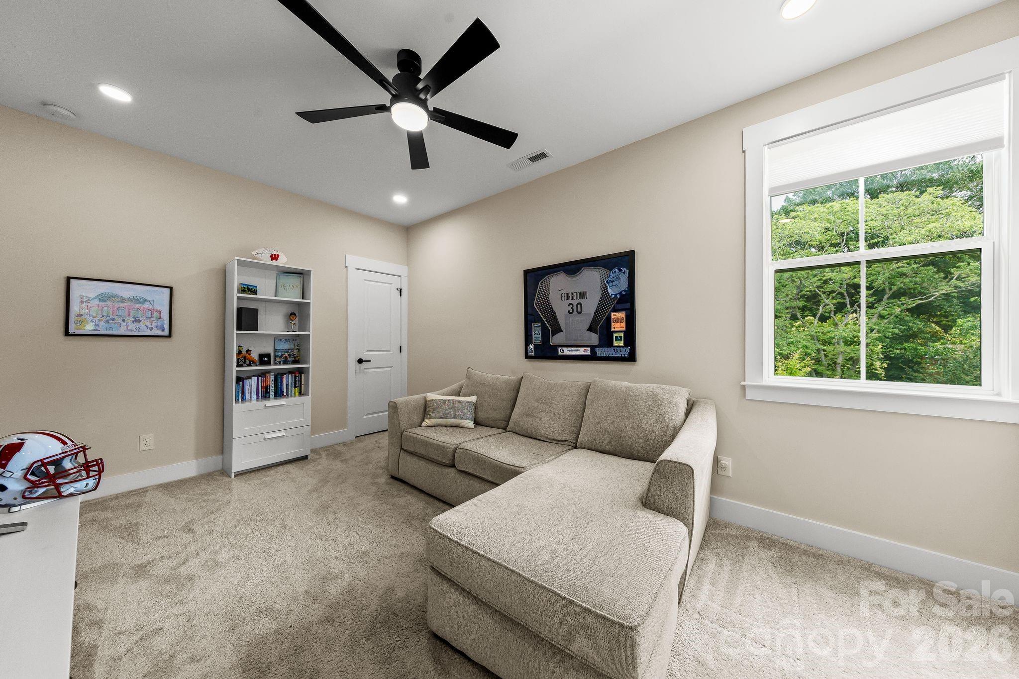 1002 Parkes Street Property Photo 24