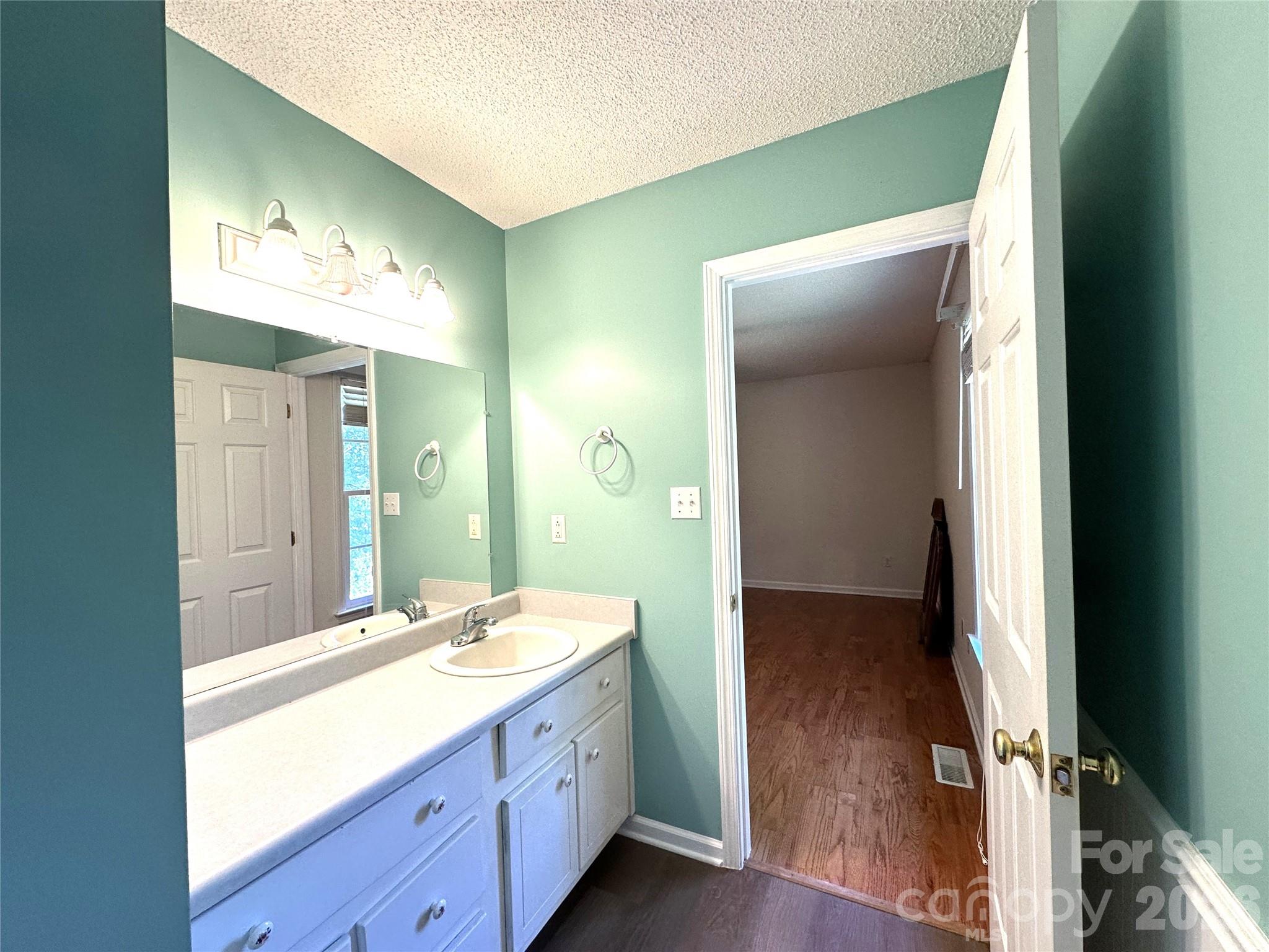 1724 Wellington Avenue Property Photo 22