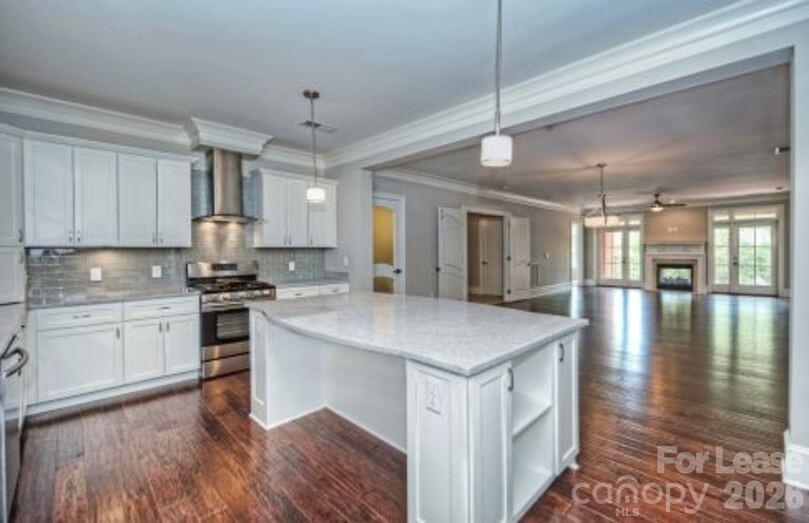 2100 Queens Road Entertainer Property Photo 3