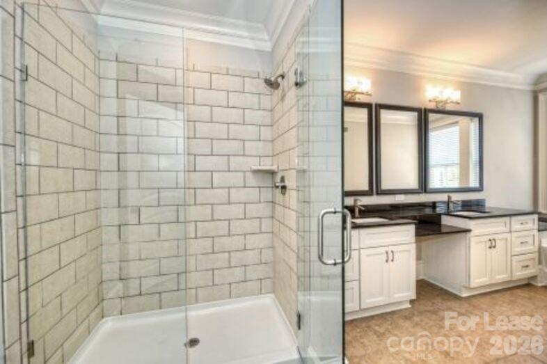 2100 Queens Road Entertainer Property Photo 5