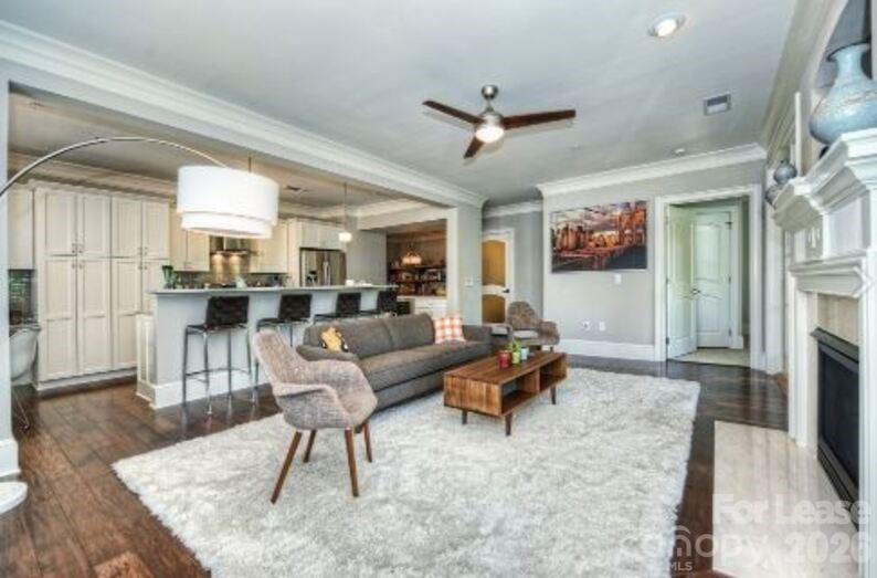 2100 Queens Road Entertainer Property Photo 6