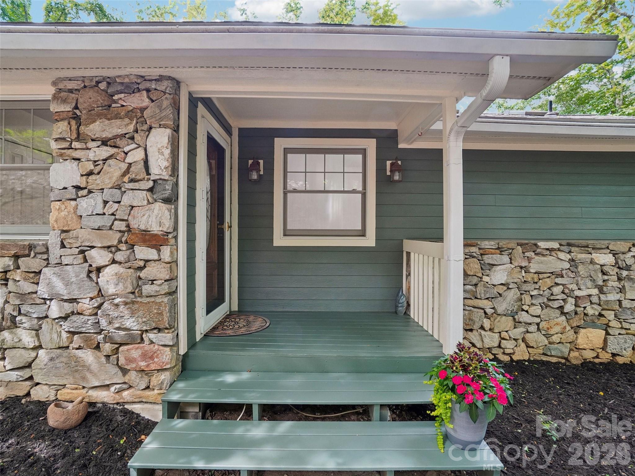 10 Chestnut Top Circle Property Photo 2