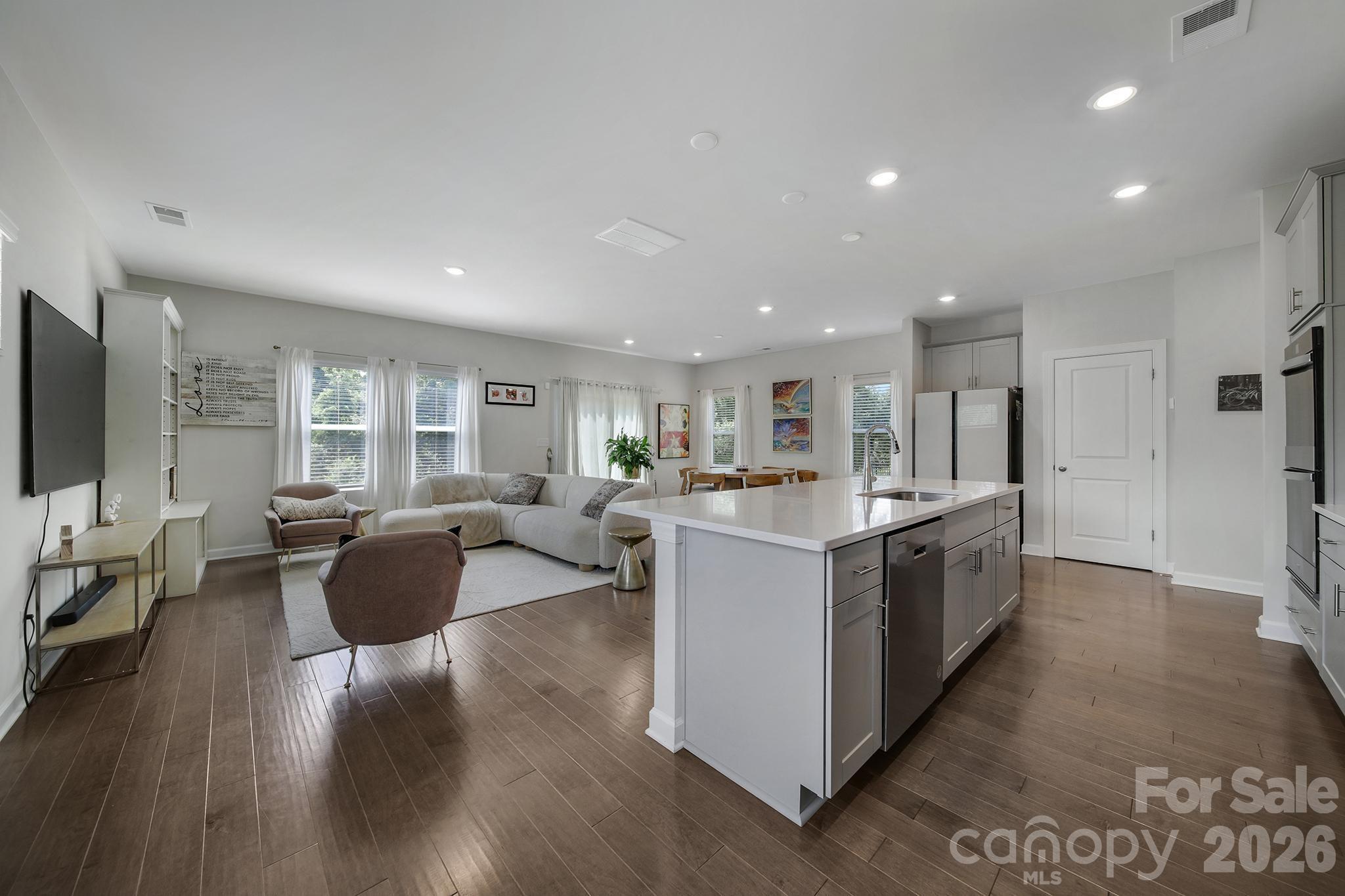 660 Citriadora Street Property Photo 4