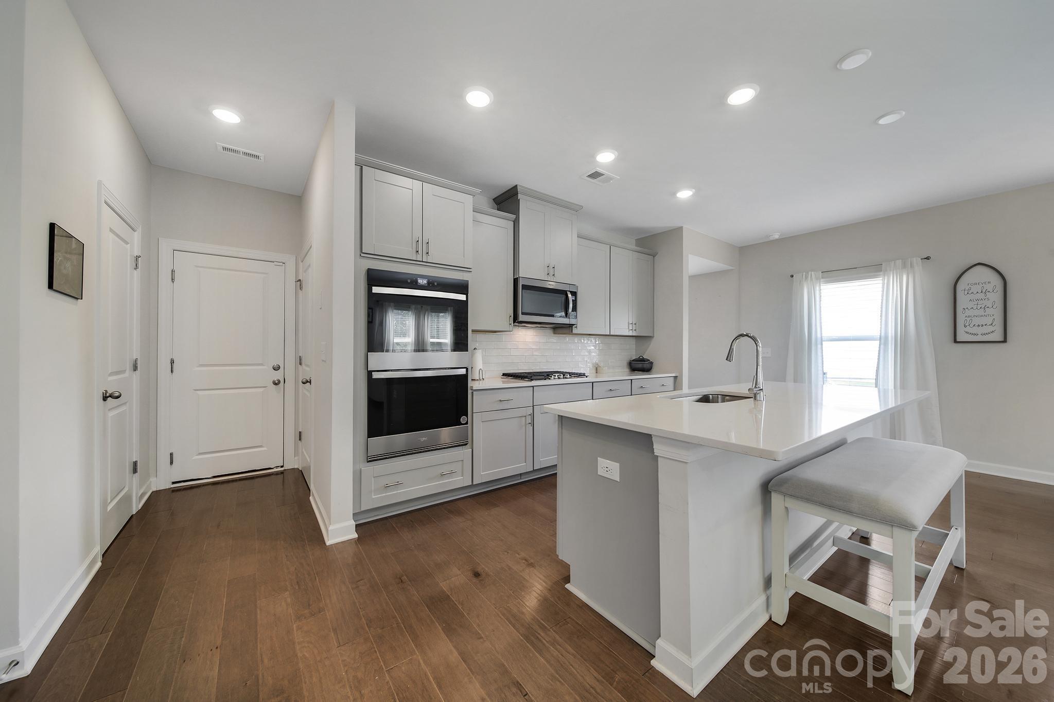 660 Citriadora Street Property Photo 6