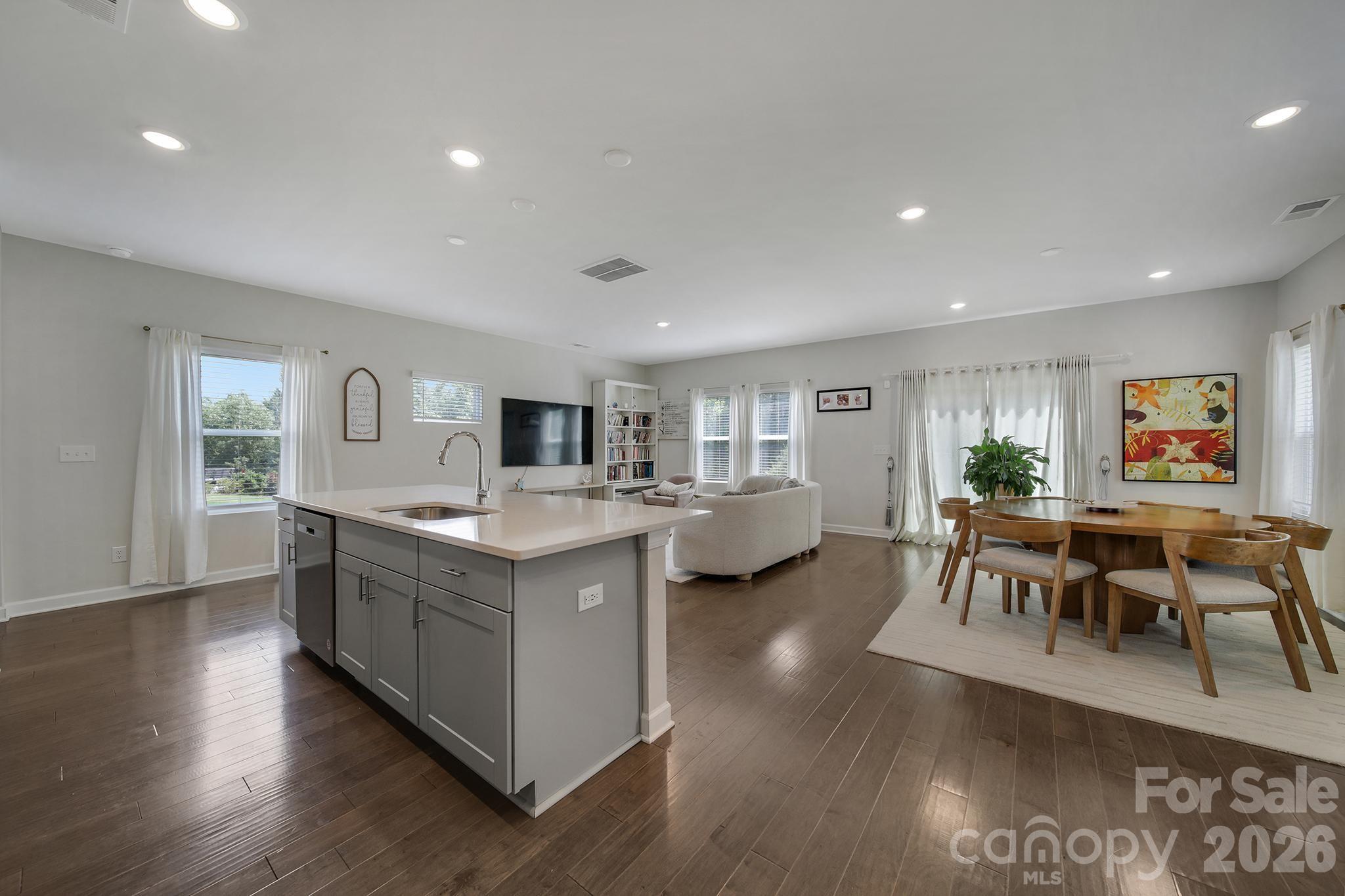 660 Citriadora Street Property Photo 8