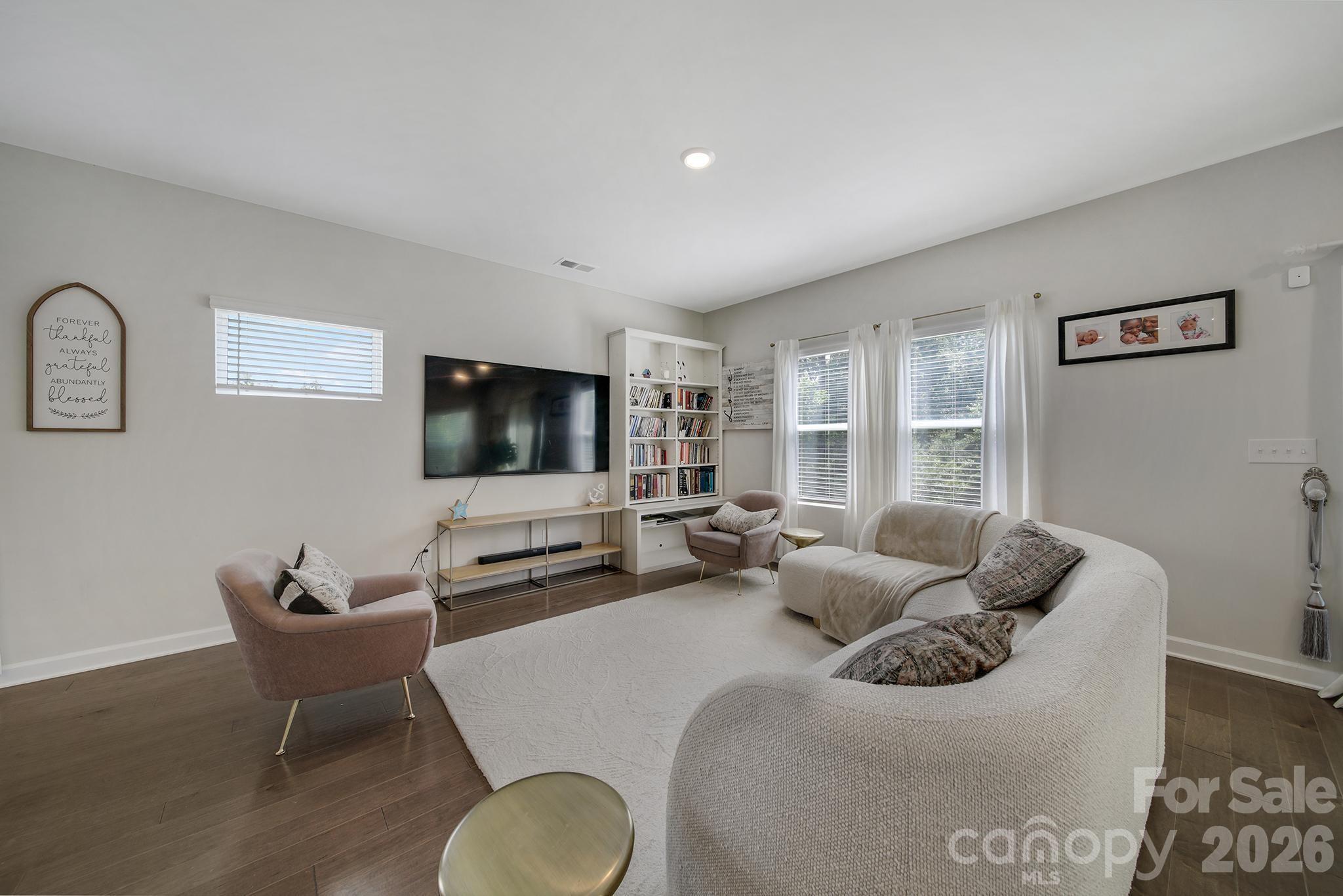 660 Citriadora Street Property Photo 9