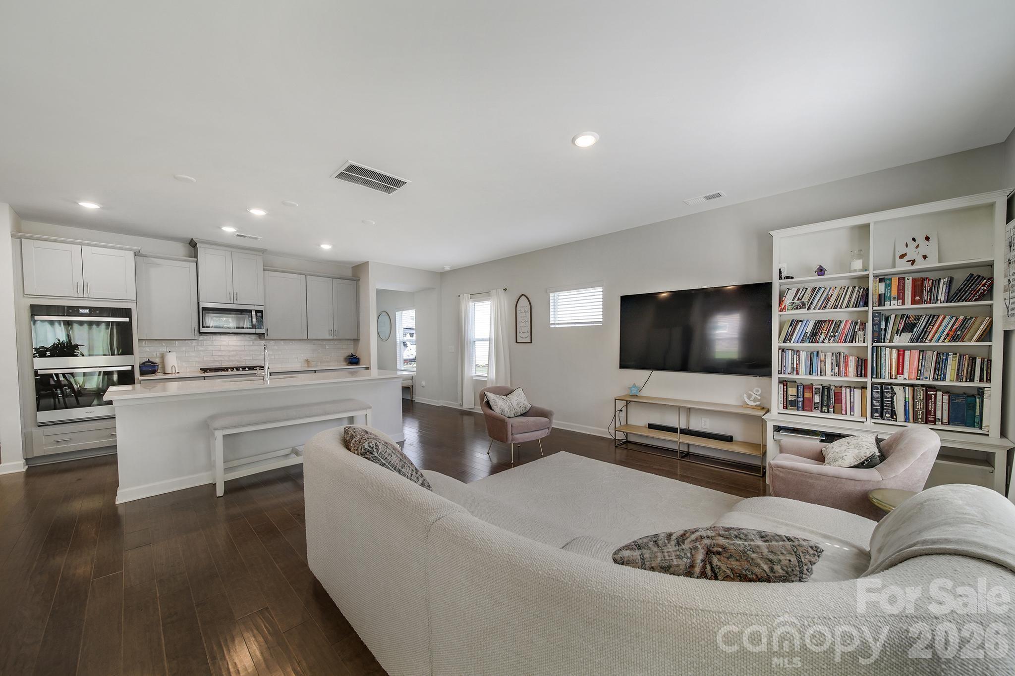 660 Citriadora Street Property Photo 10