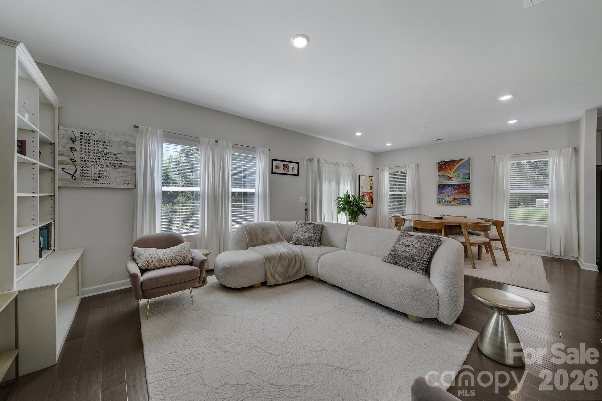 660 Citriadora Street Property Photo 11