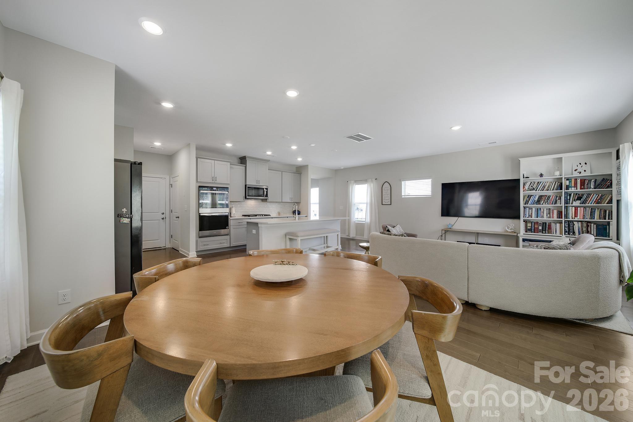 660 Citriadora Street Property Photo 13