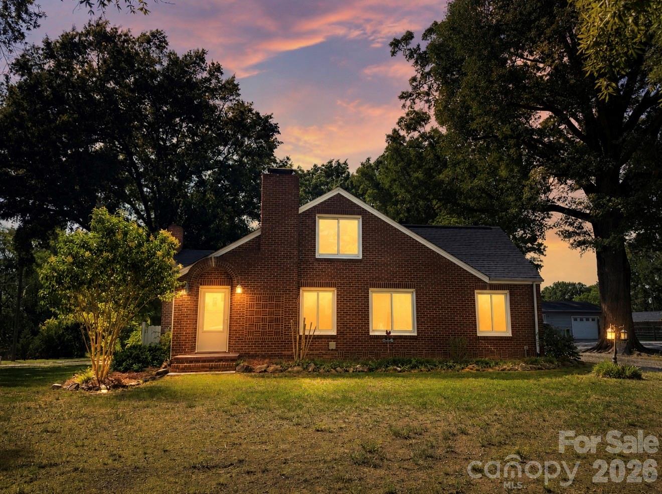 307 E 2nd Street Property Photo 1