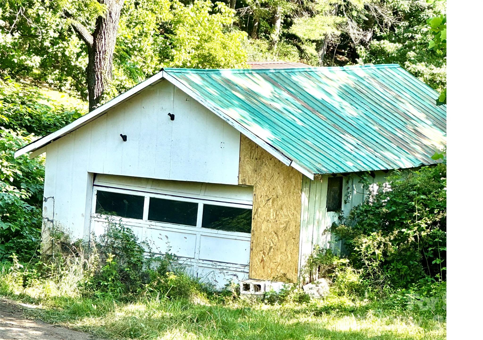 8 White Oak Drive Property Photo 2