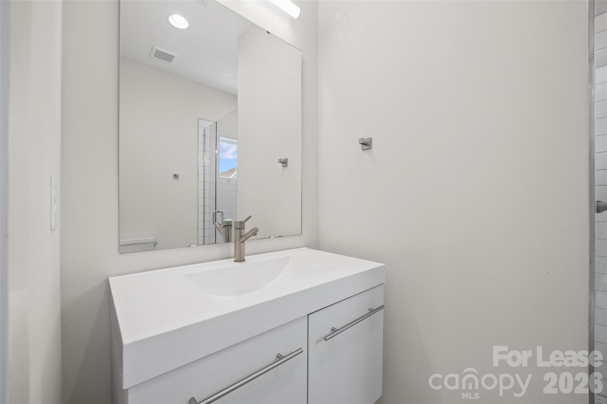 840 E 18th Street B Property Photo 16