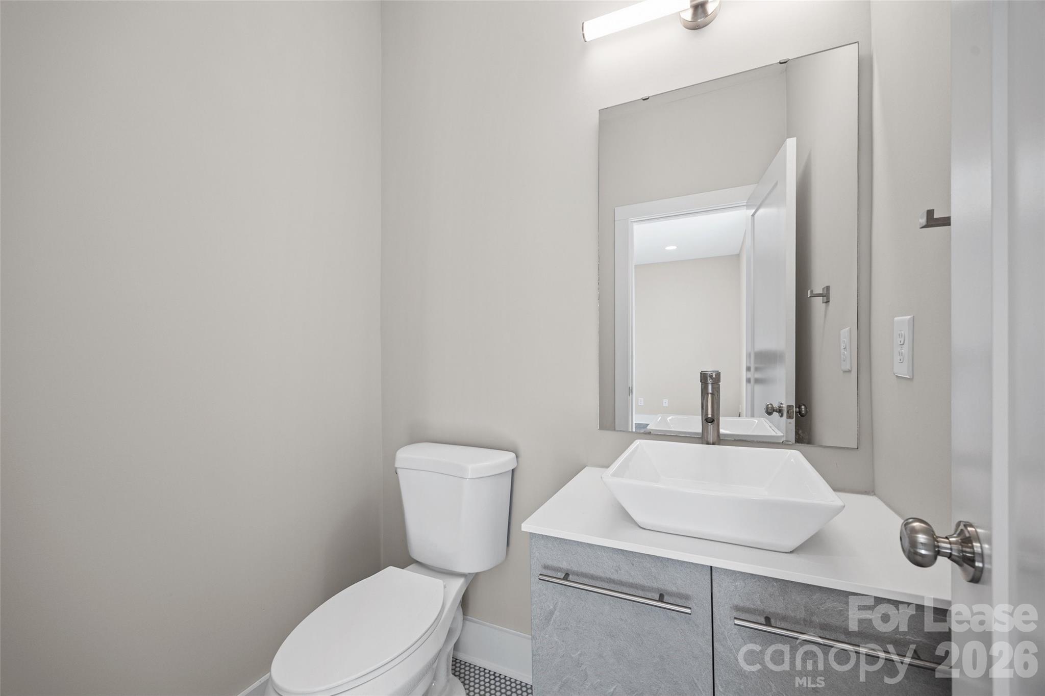 840 E 18th Street D Property Photo 8