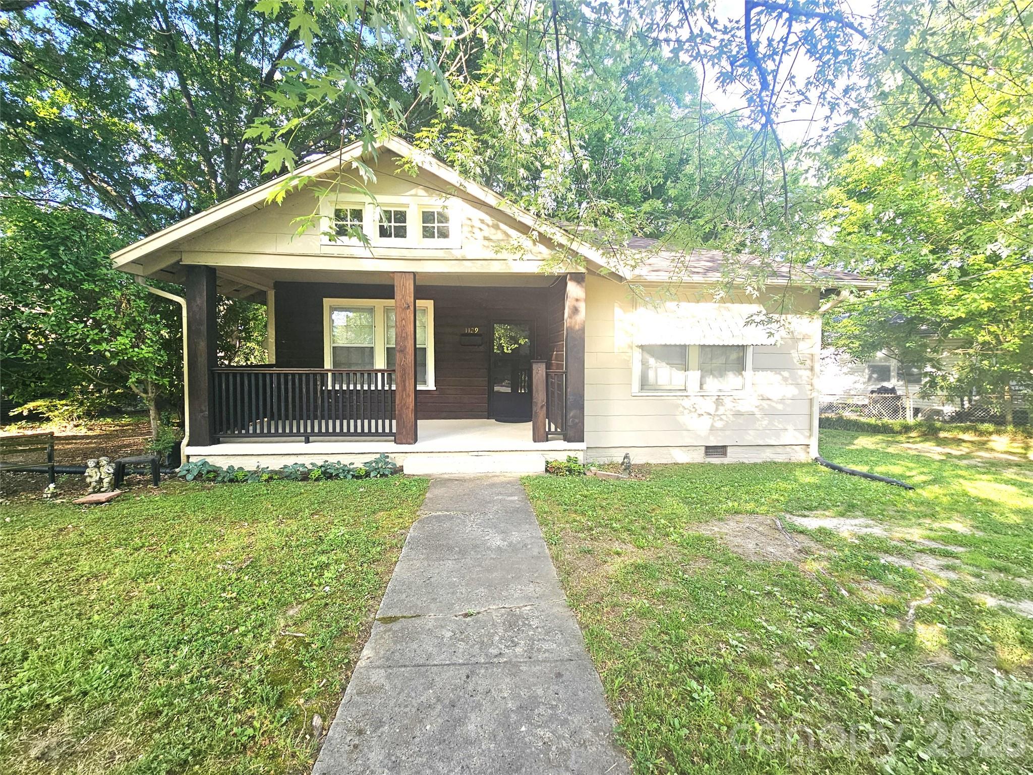 1129 W 5th Avenue Property Photo 1