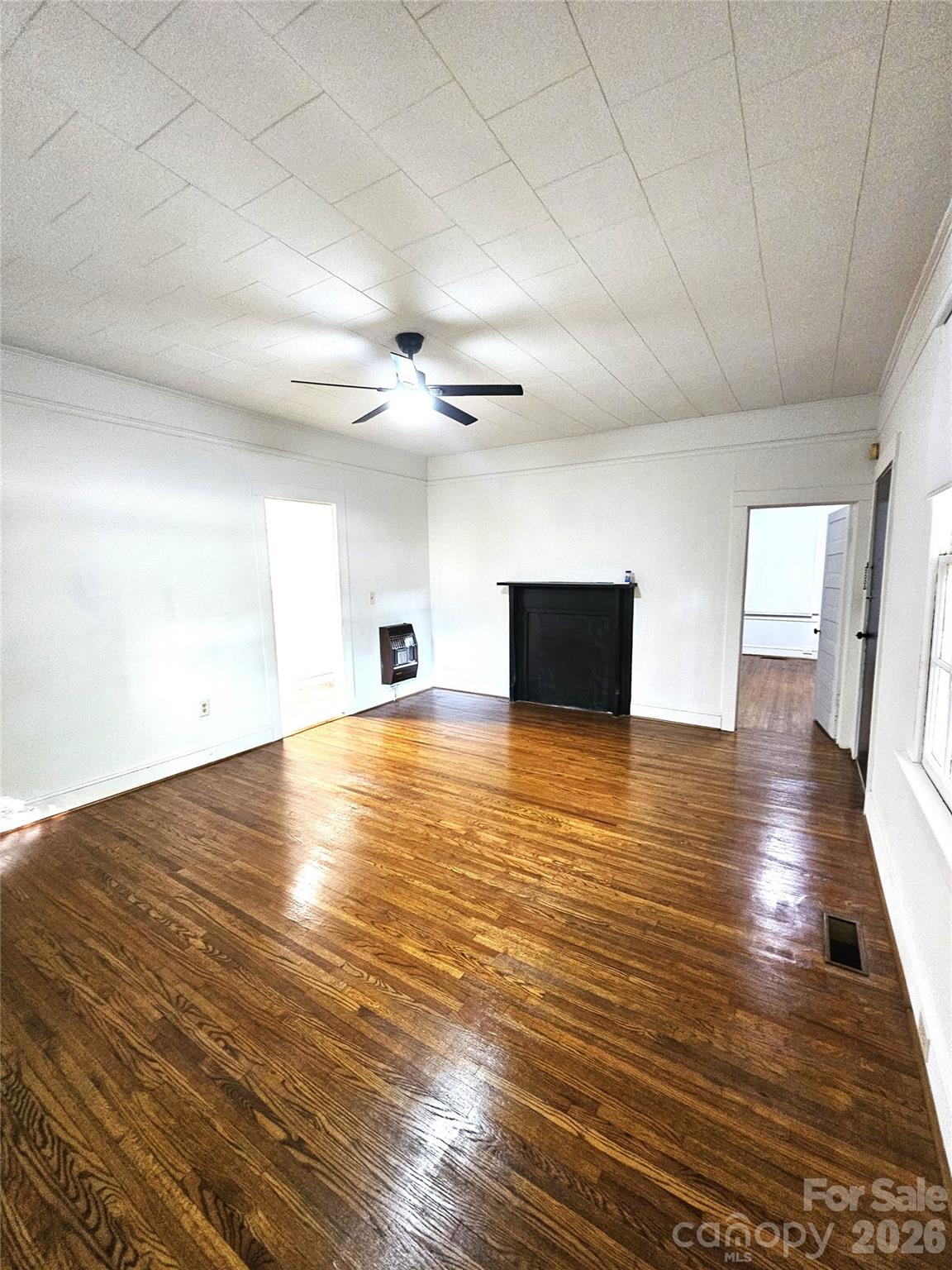 1129 W 5th Avenue Property Photo 7