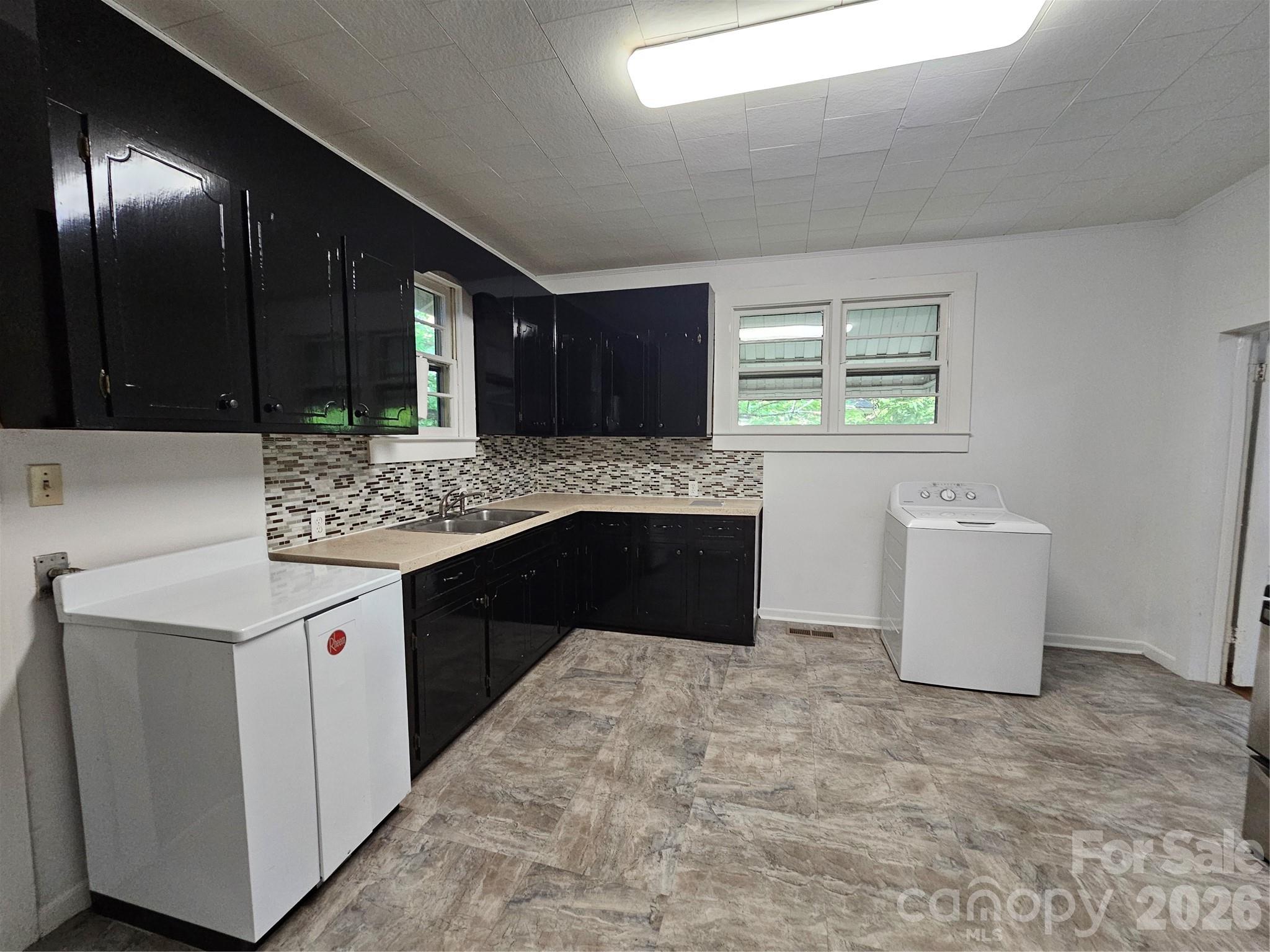 1129 W 5th Avenue Property Photo 9
