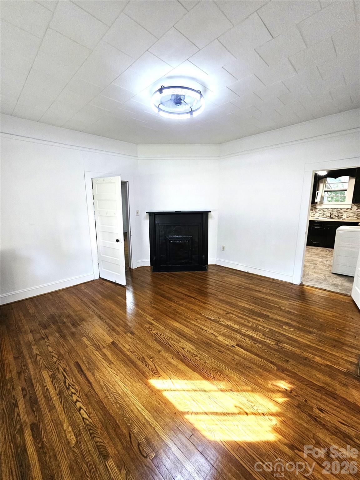 1129 W 5th Avenue Property Photo 12