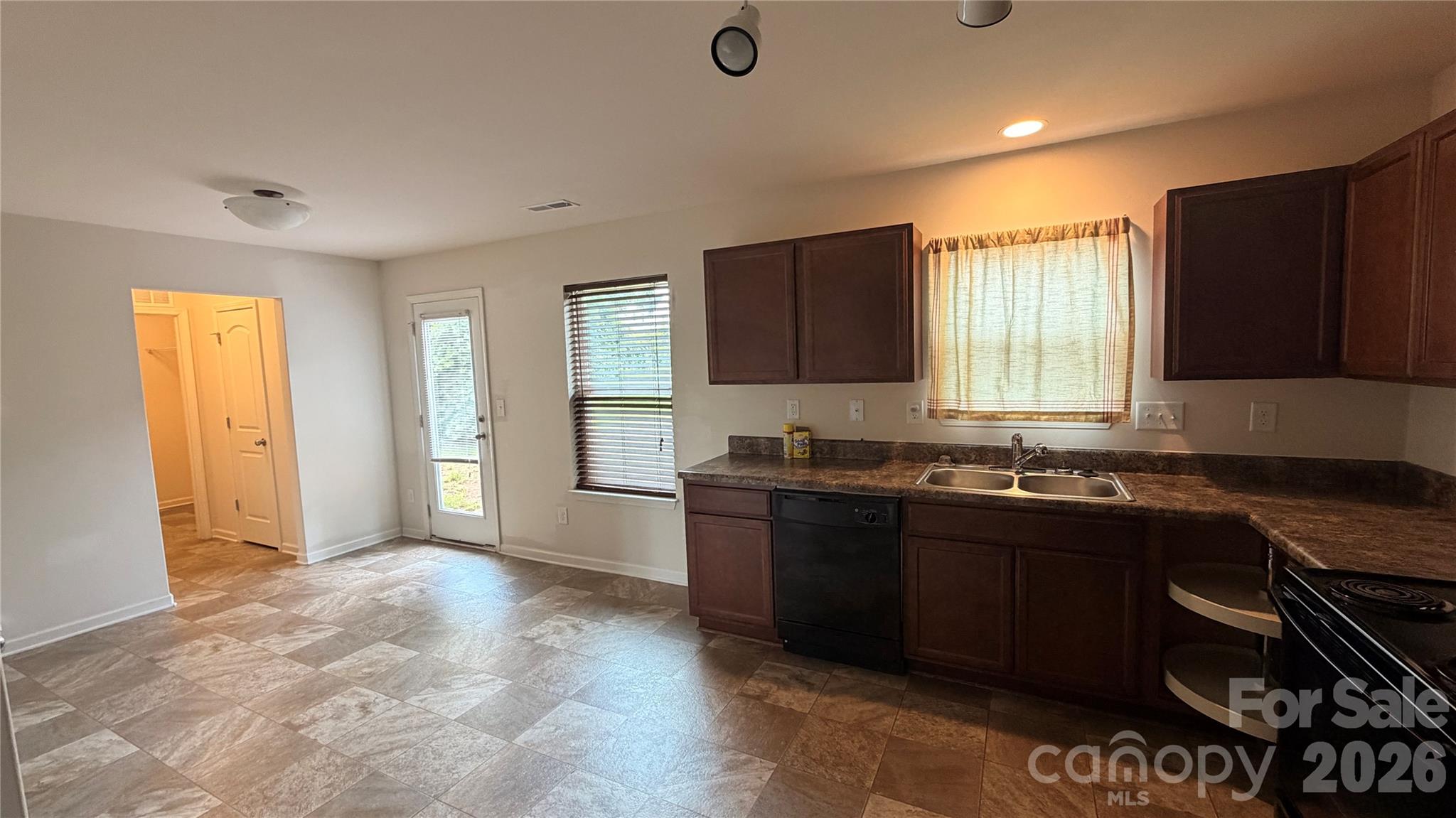 2602 Meadow Knoll Drive Property Photo 3