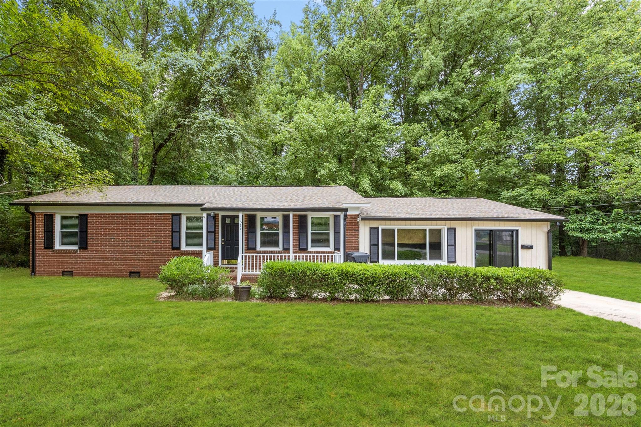 611 W Lewis Street Property Photo 2