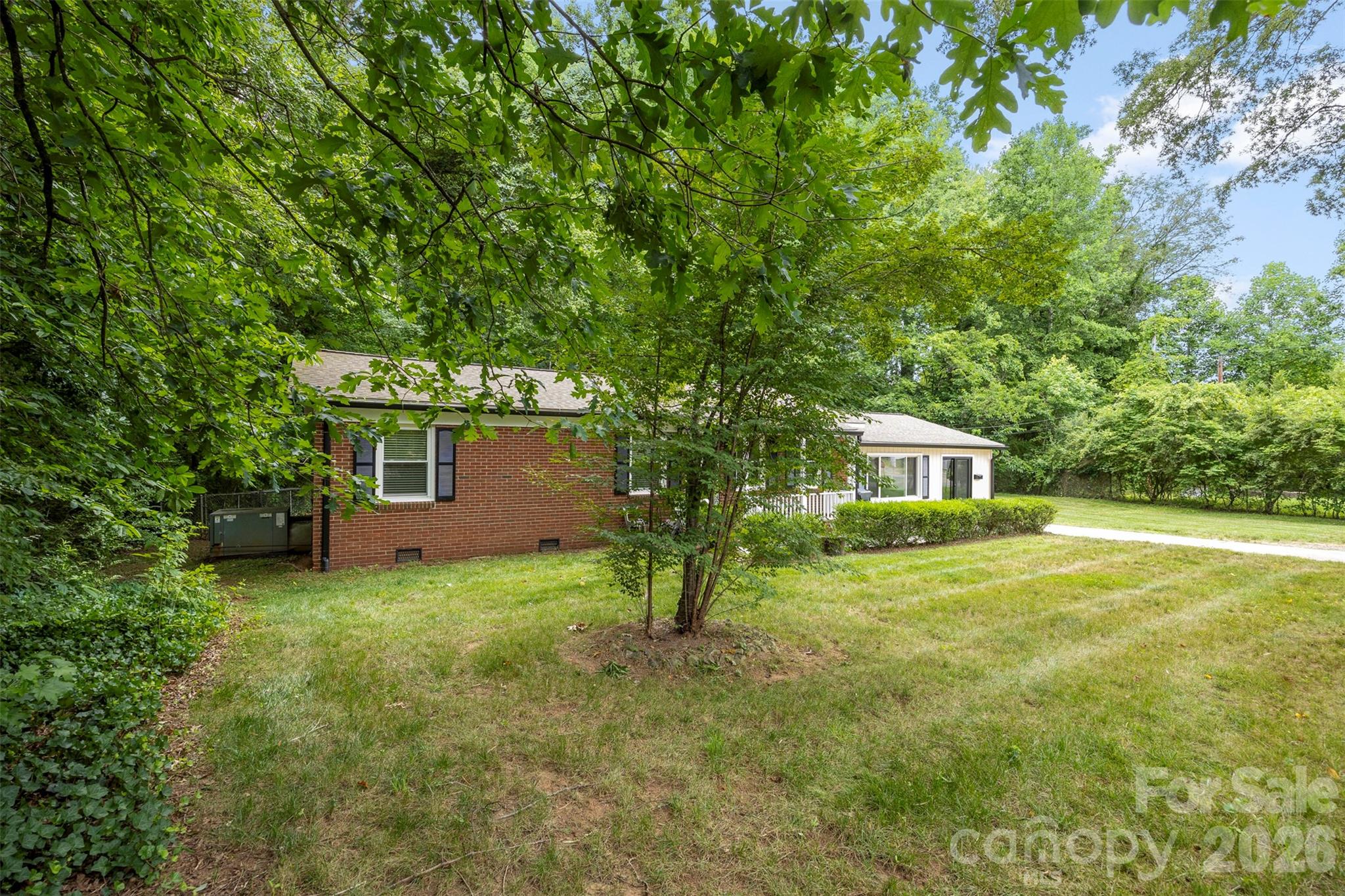 611 W Lewis Street Property Photo 3