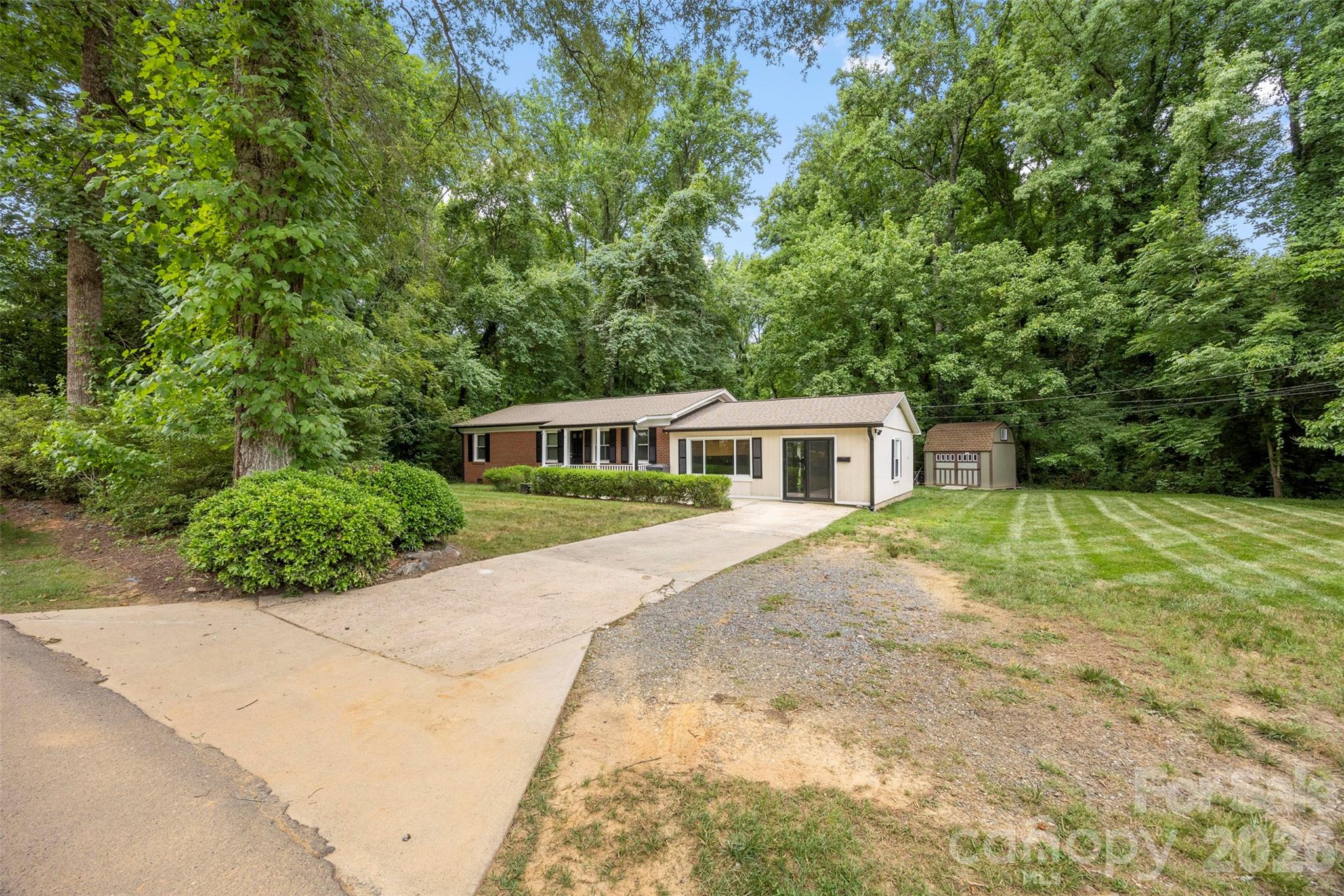 611 W Lewis Street Property Photo 4