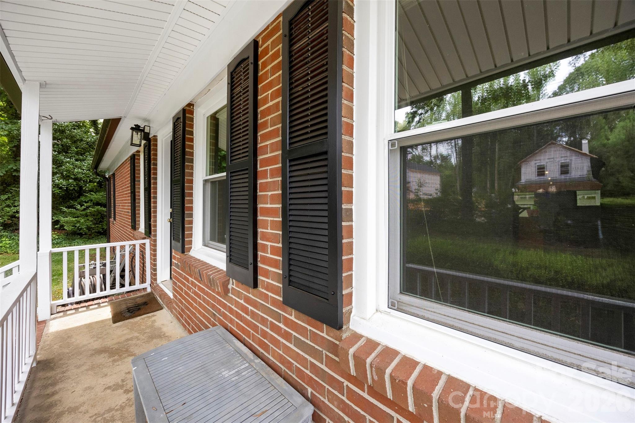 611 W Lewis Street Property Photo 5