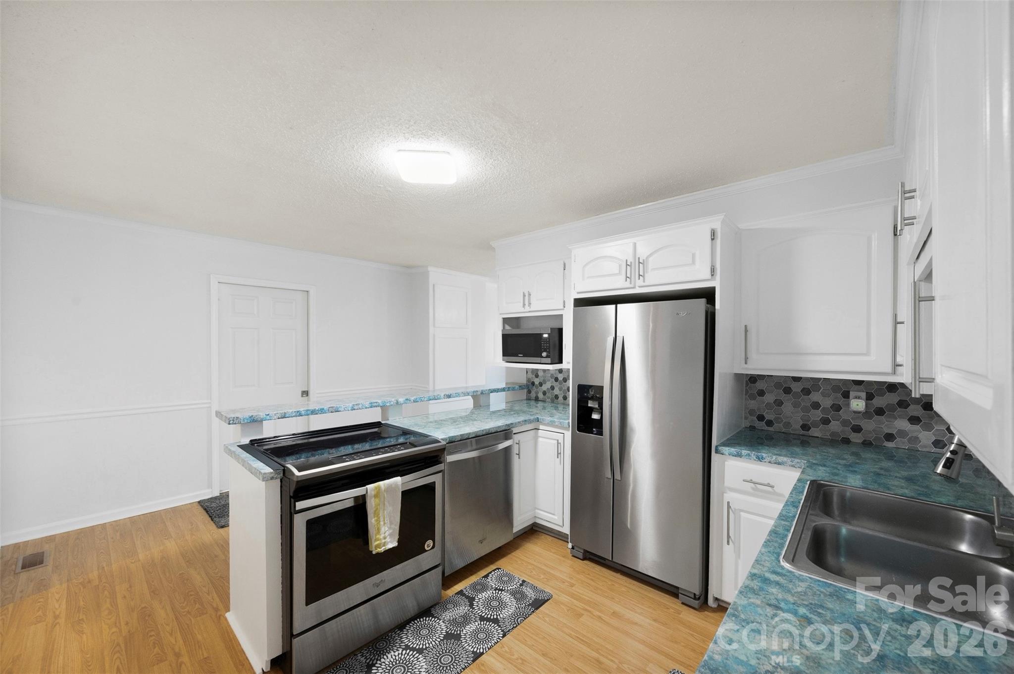 611 W Lewis Street Property Photo 14