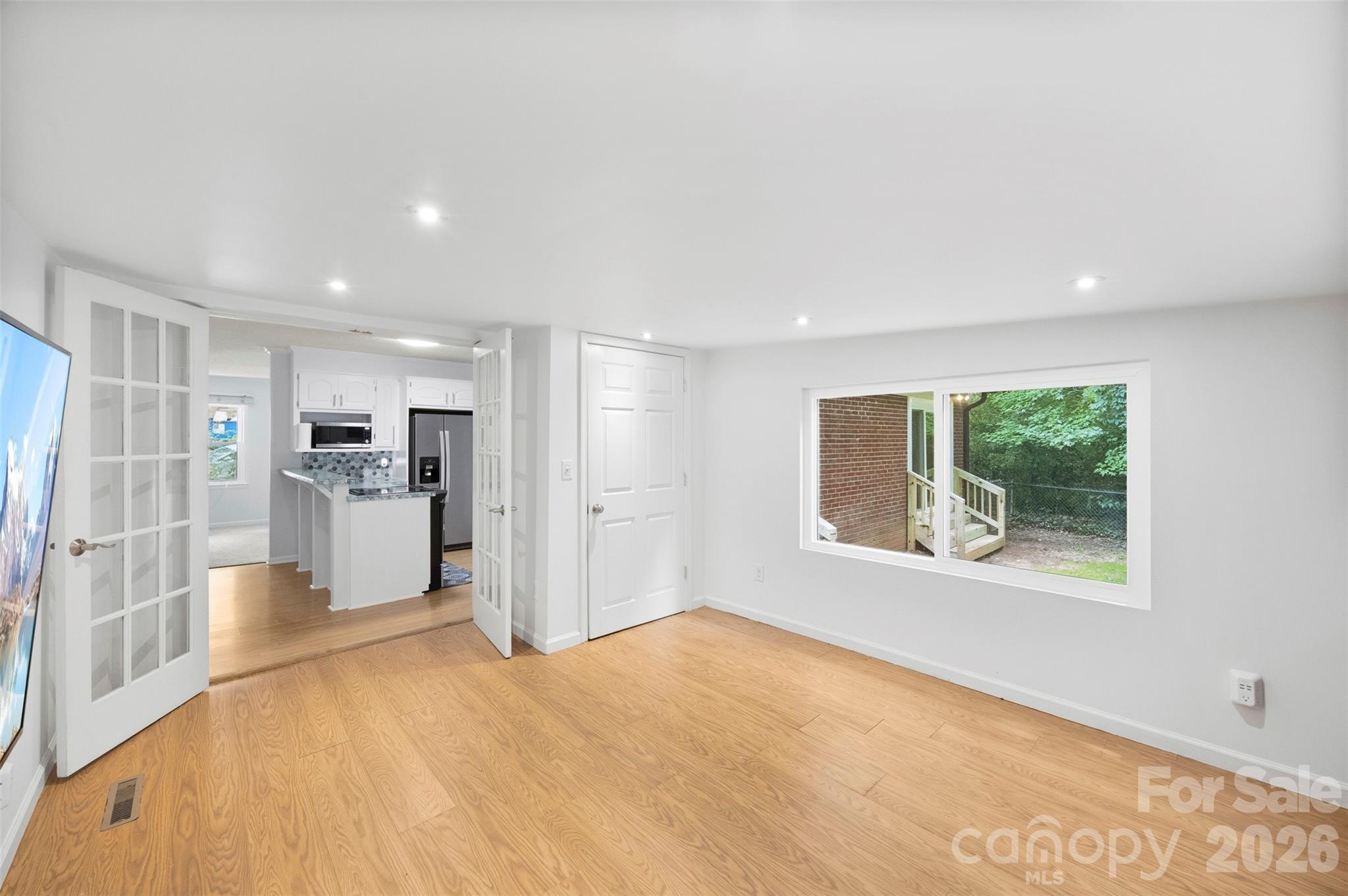 611 W Lewis Street Property Photo 18