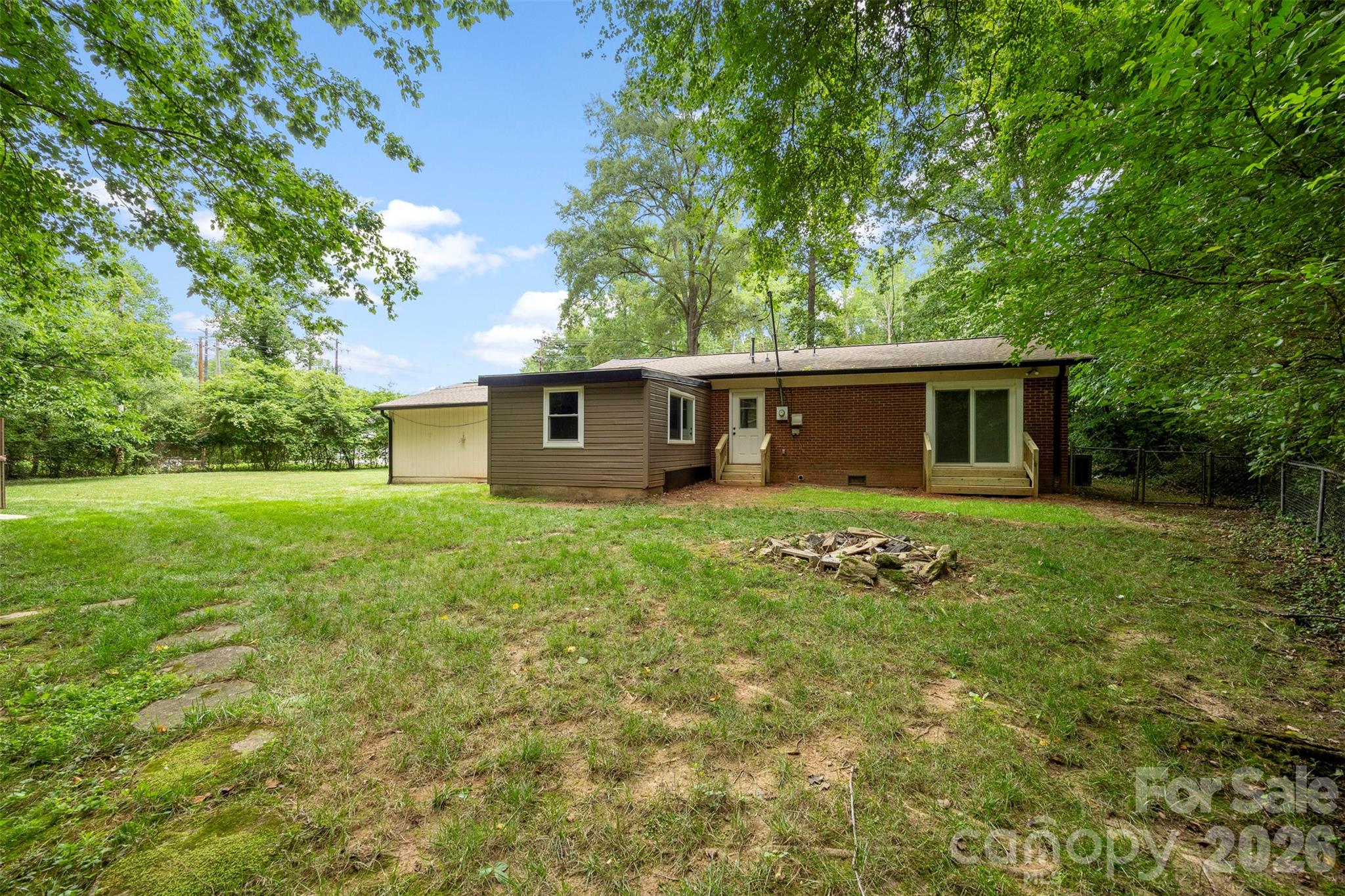 611 W Lewis Street Property Photo 32