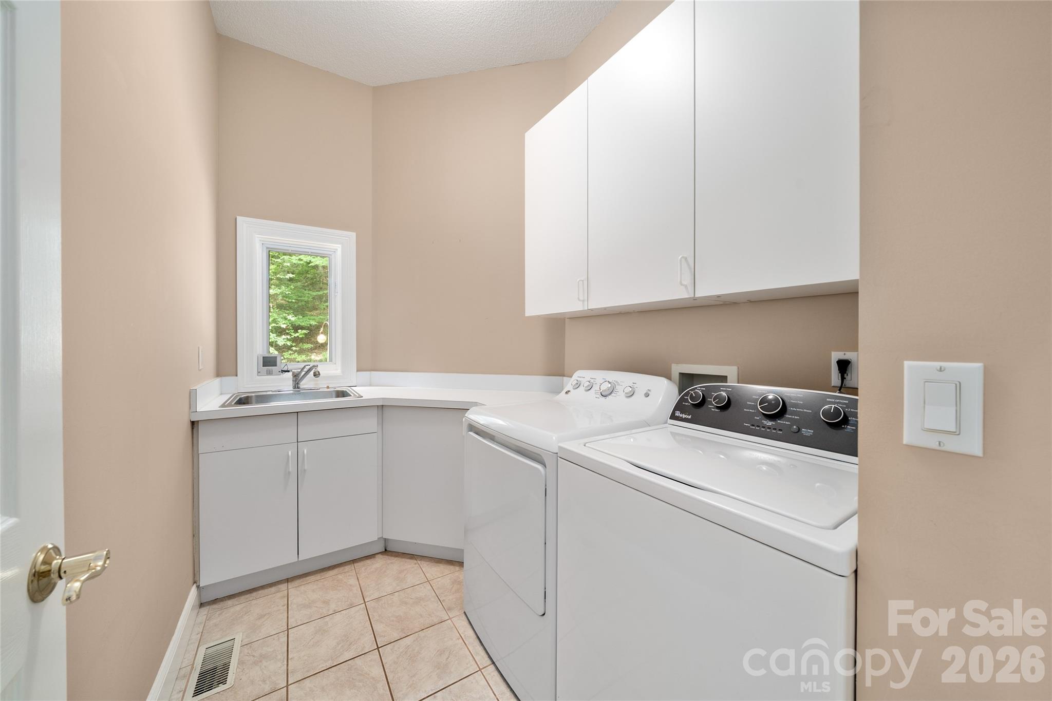 136 Rumbling Bald Road Property Photo 13