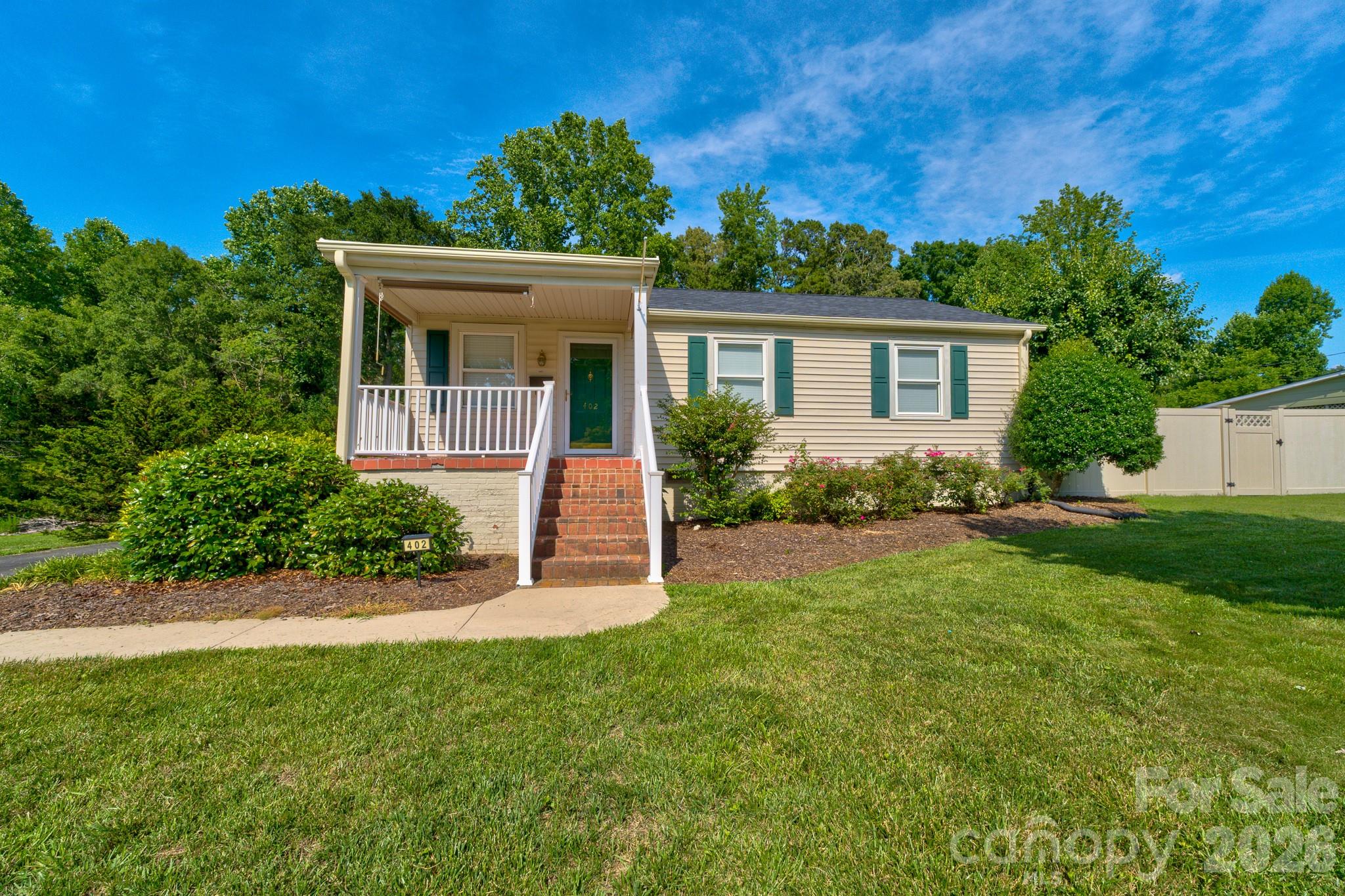 402 N Houser Street Property Photo 2