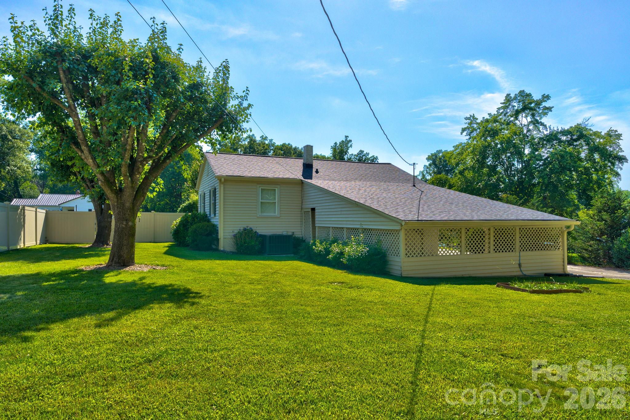 402 N Houser Street Property Photo 4