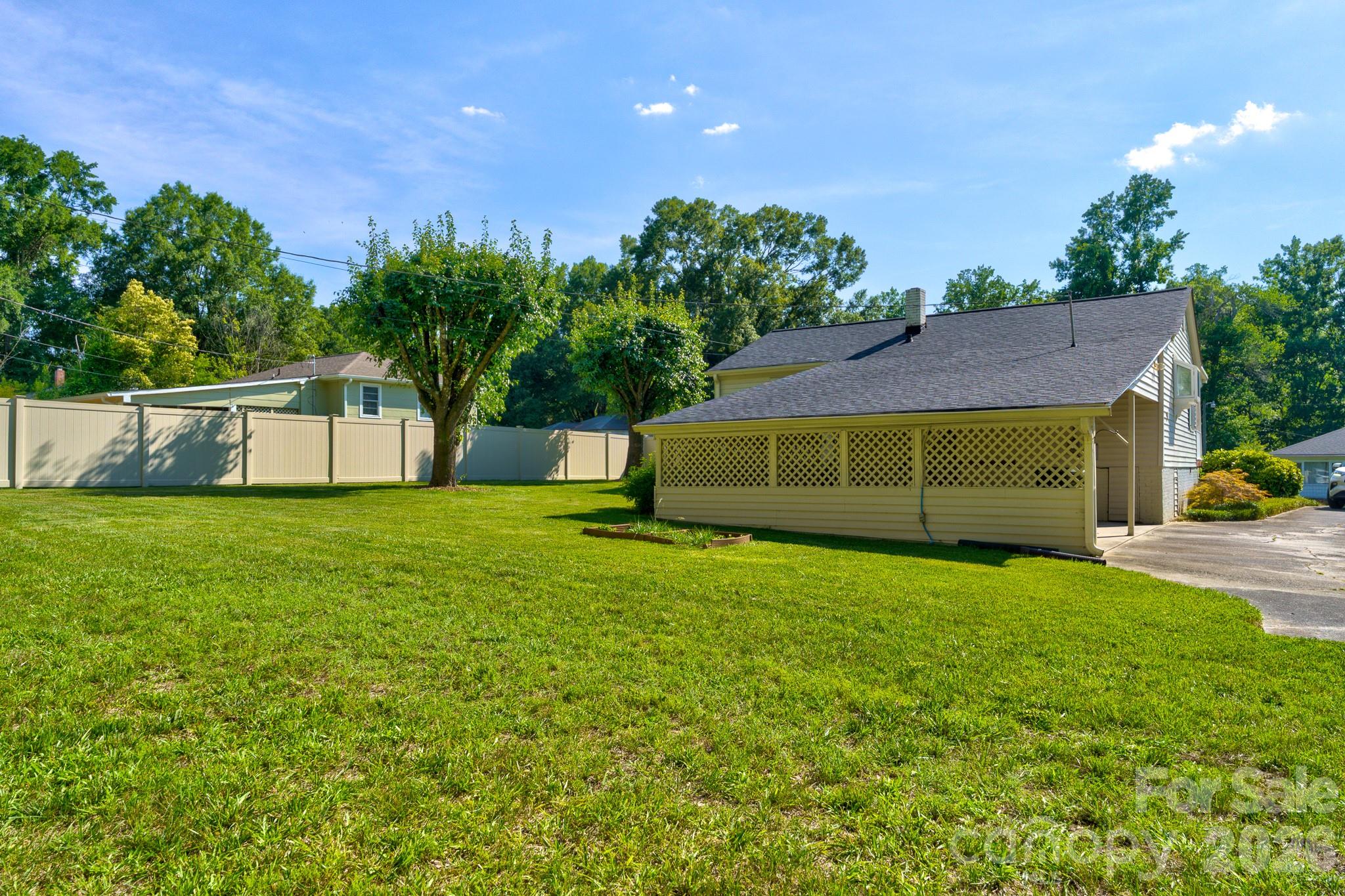 402 N Houser Street Property Photo 17