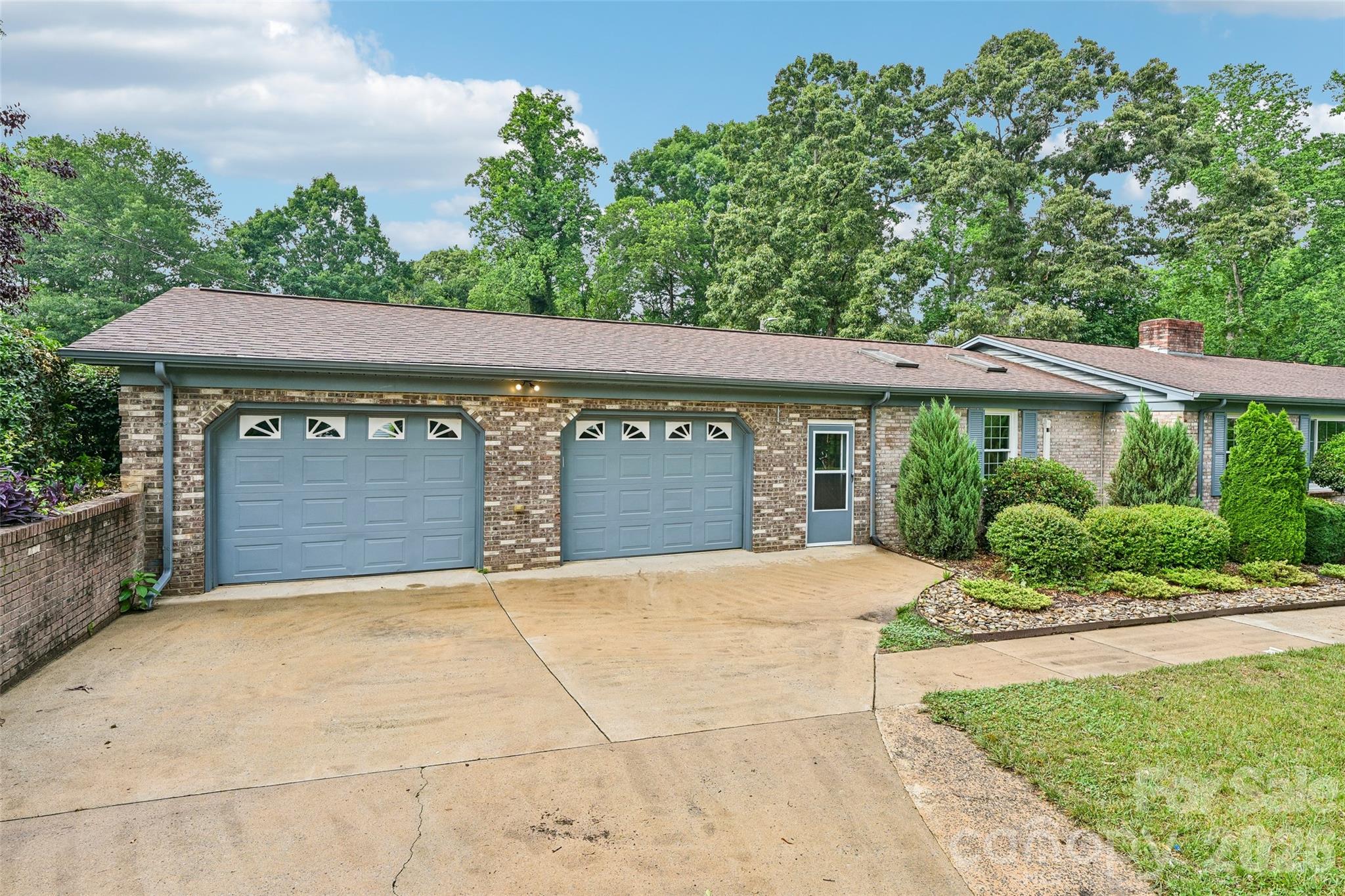 1621 N Oak Drive Property Photo 2