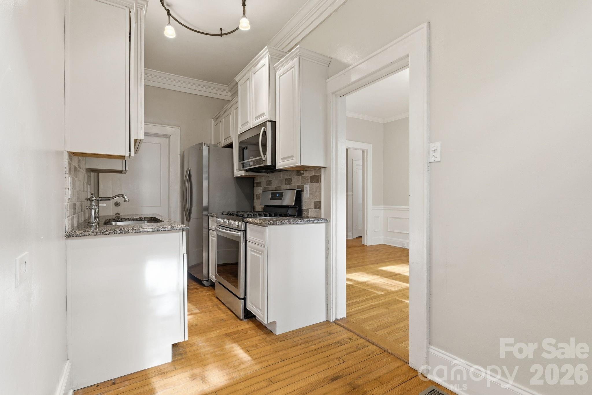 916 Bromley Road Property Photo 7